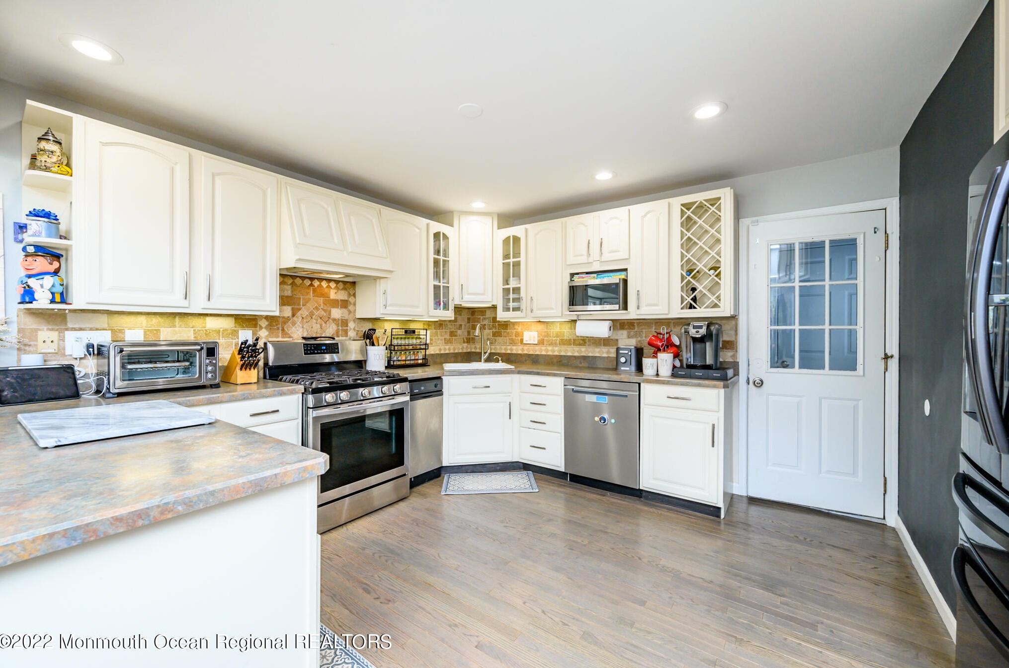 558 Hopping Rd, Belford NJ  07718-1188 exterior