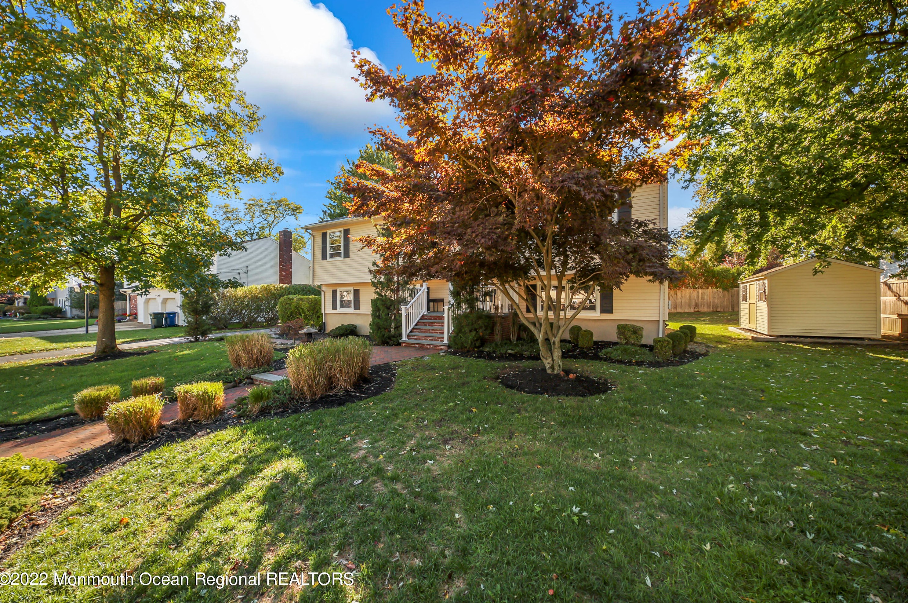 1640 Holbrook St, Oakhurst, NJ 07755-2833