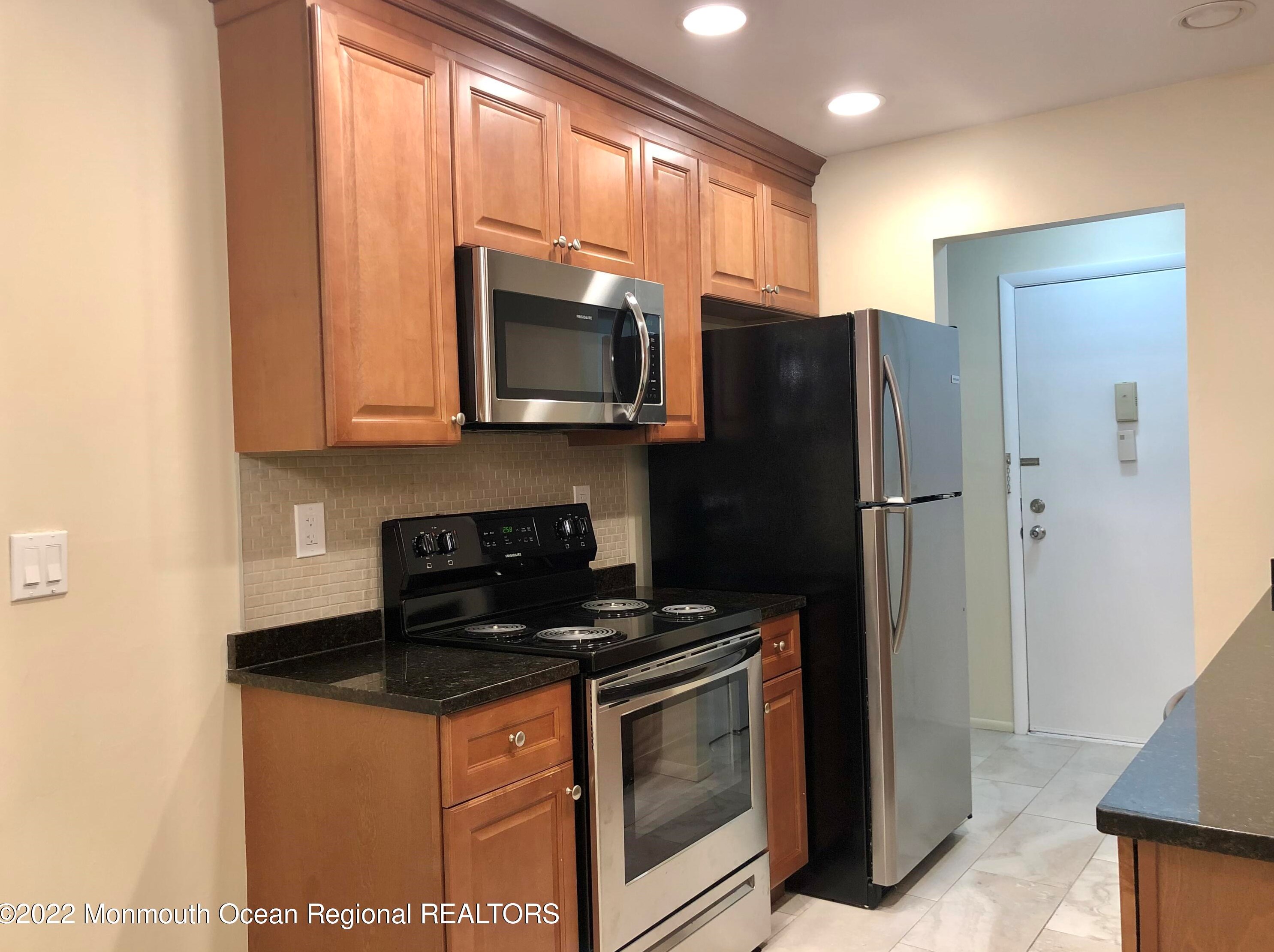 169 Amberly Dr #e, Millstone Township, NJ