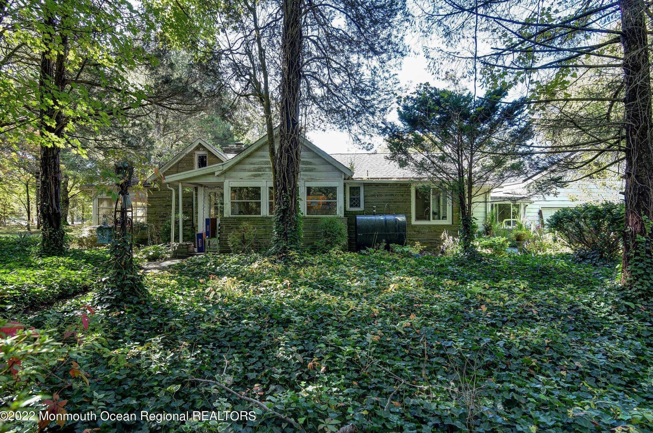 844 Monmouth Rd, Upper Freehold Township, NJ 08514-1818