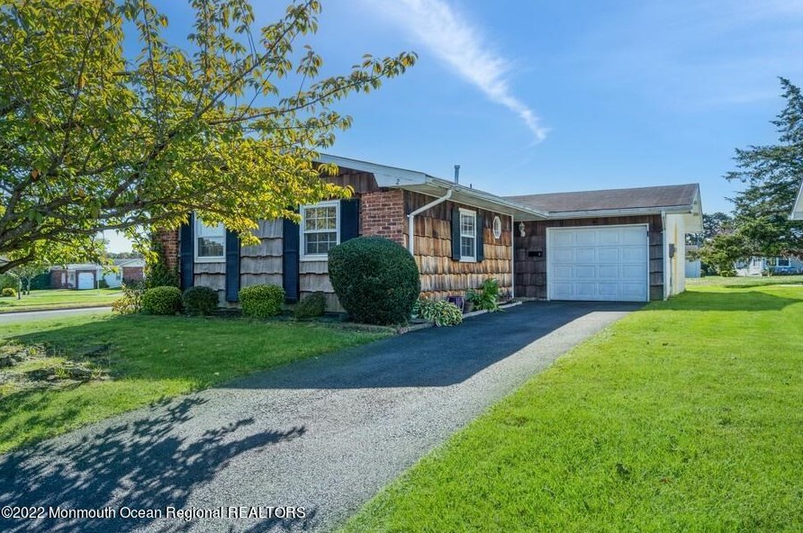 2 Lowell Ct, Bricktown, NJ 08724