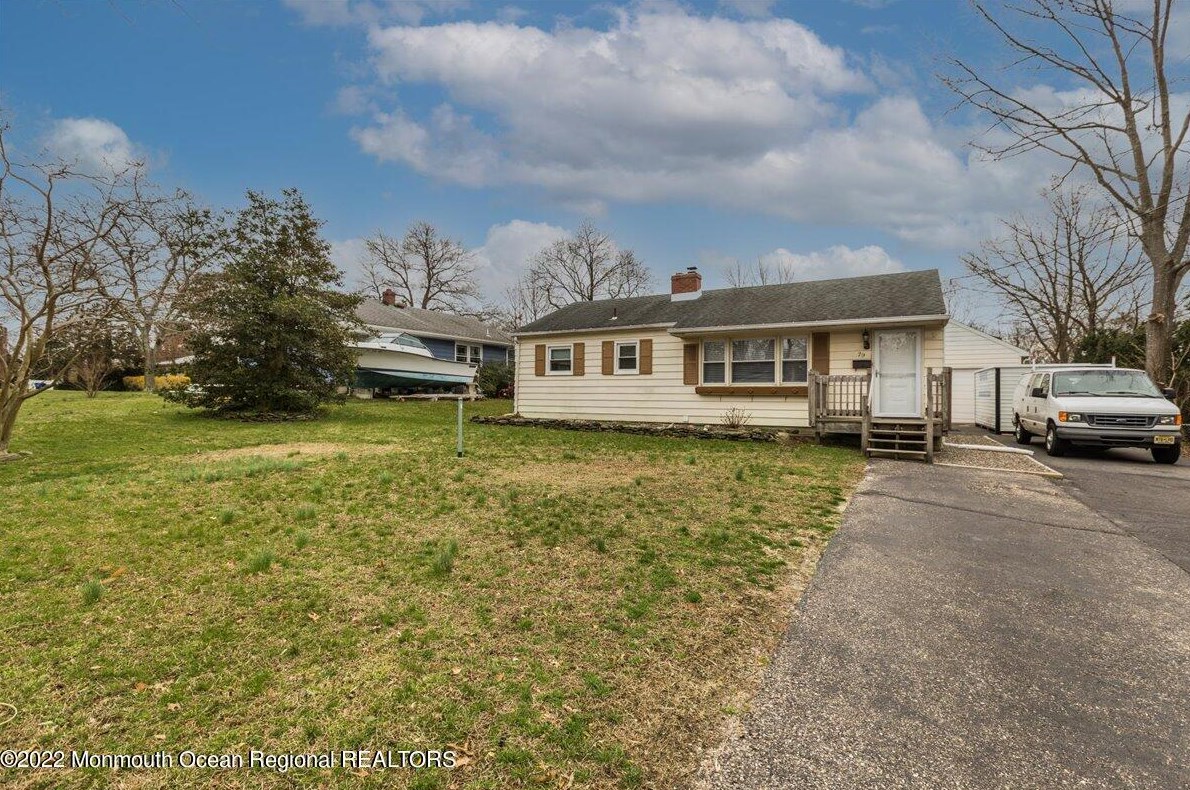 79 Grand Ave, Toms River, NJ 08753-6788