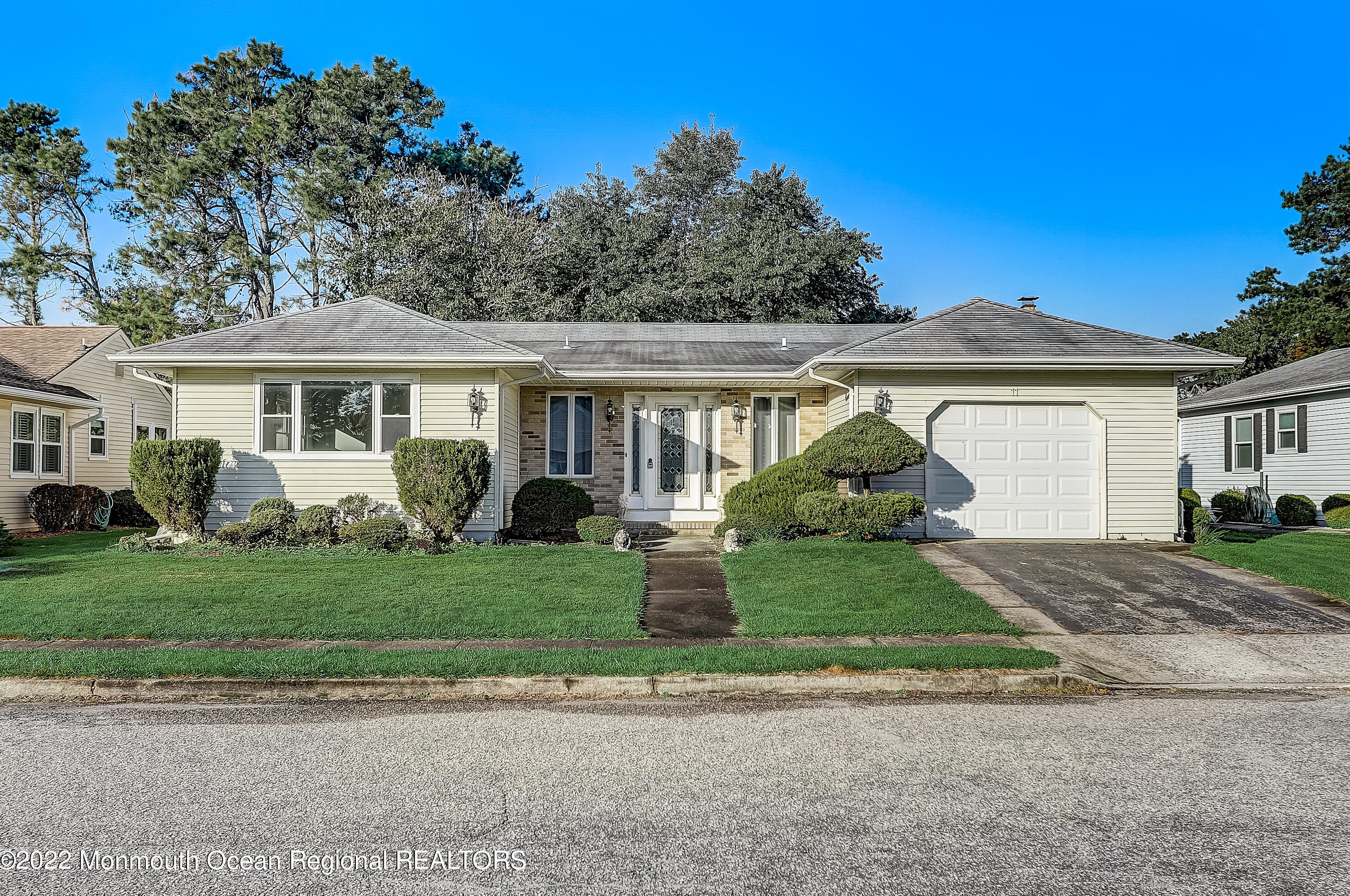 11 Tapola Rd, Toms River, NJ 08757-6226