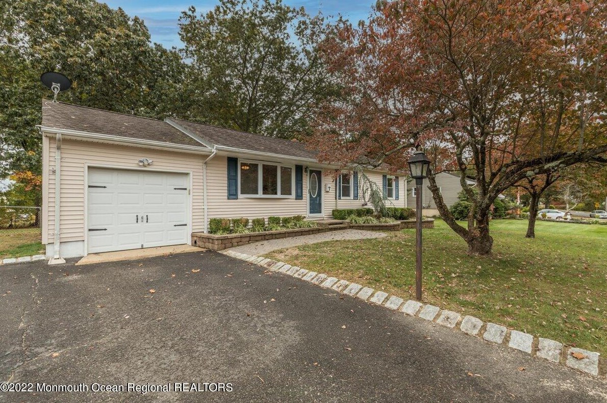 9 Hampton Rd, Wall Township, NJ 07731-1809