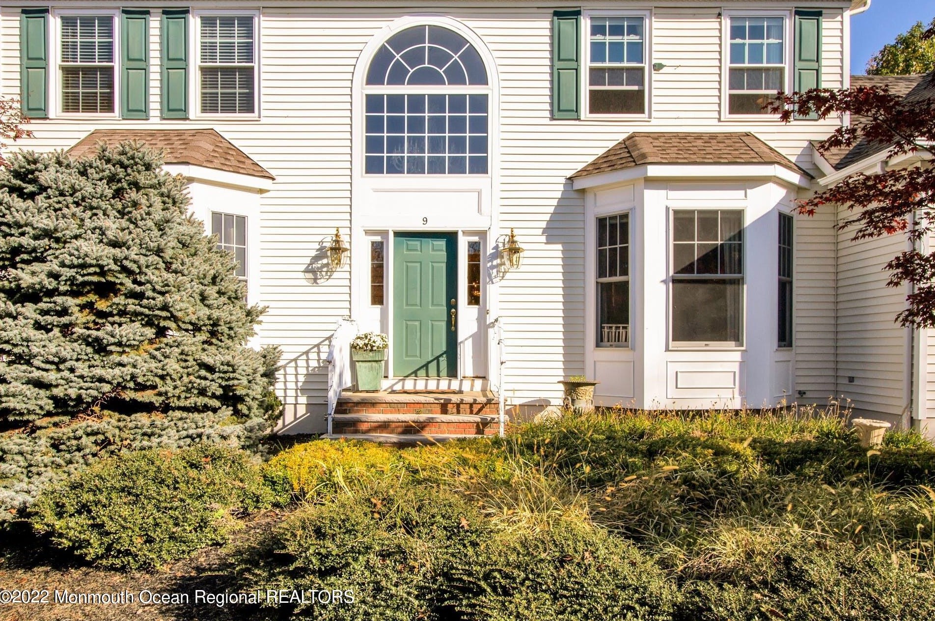 9 Pondview Dr, Tinton Falls, NJ 07724