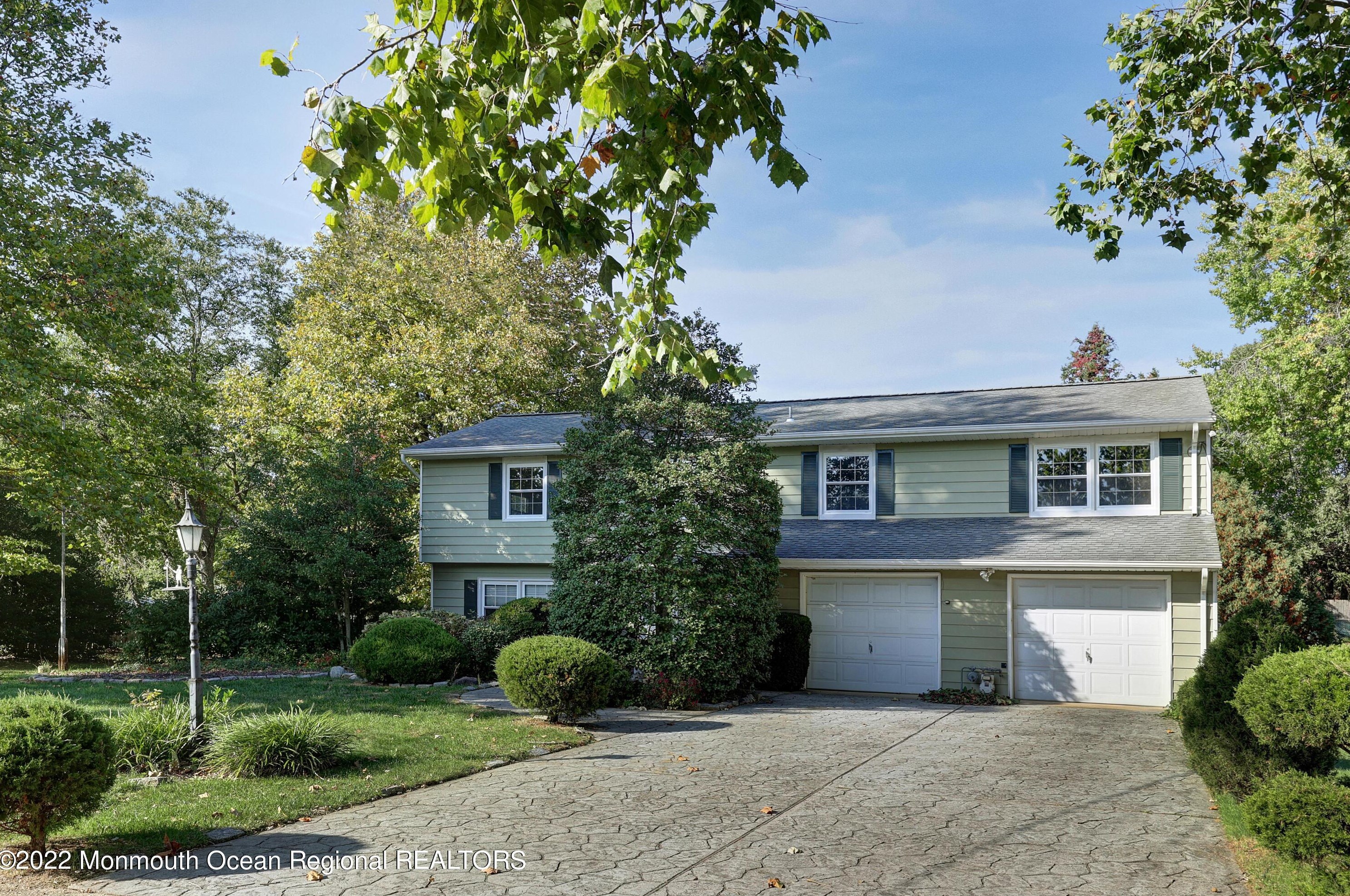 33 Turnberry Dr, Lincroft, NJ 07738