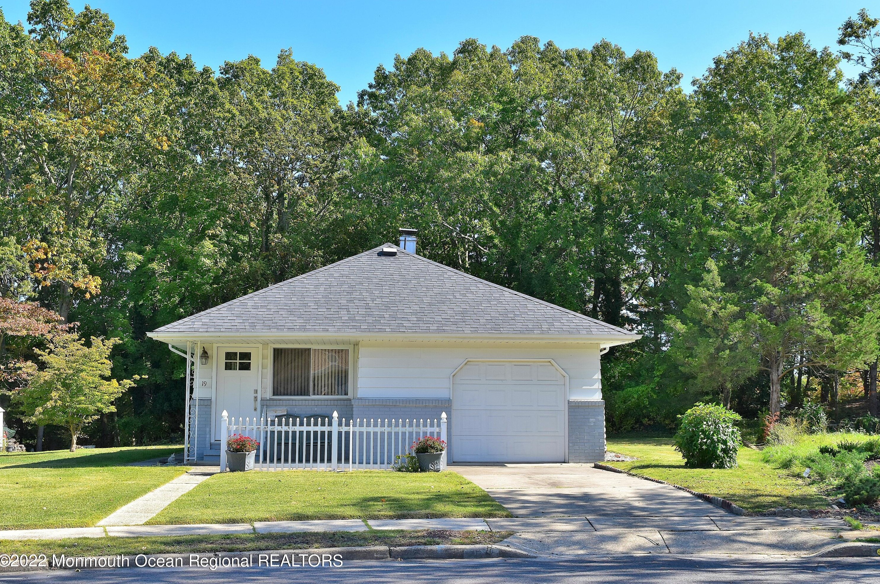 19 Mount Kisco Dr, Toms River, NJ 08753-1423