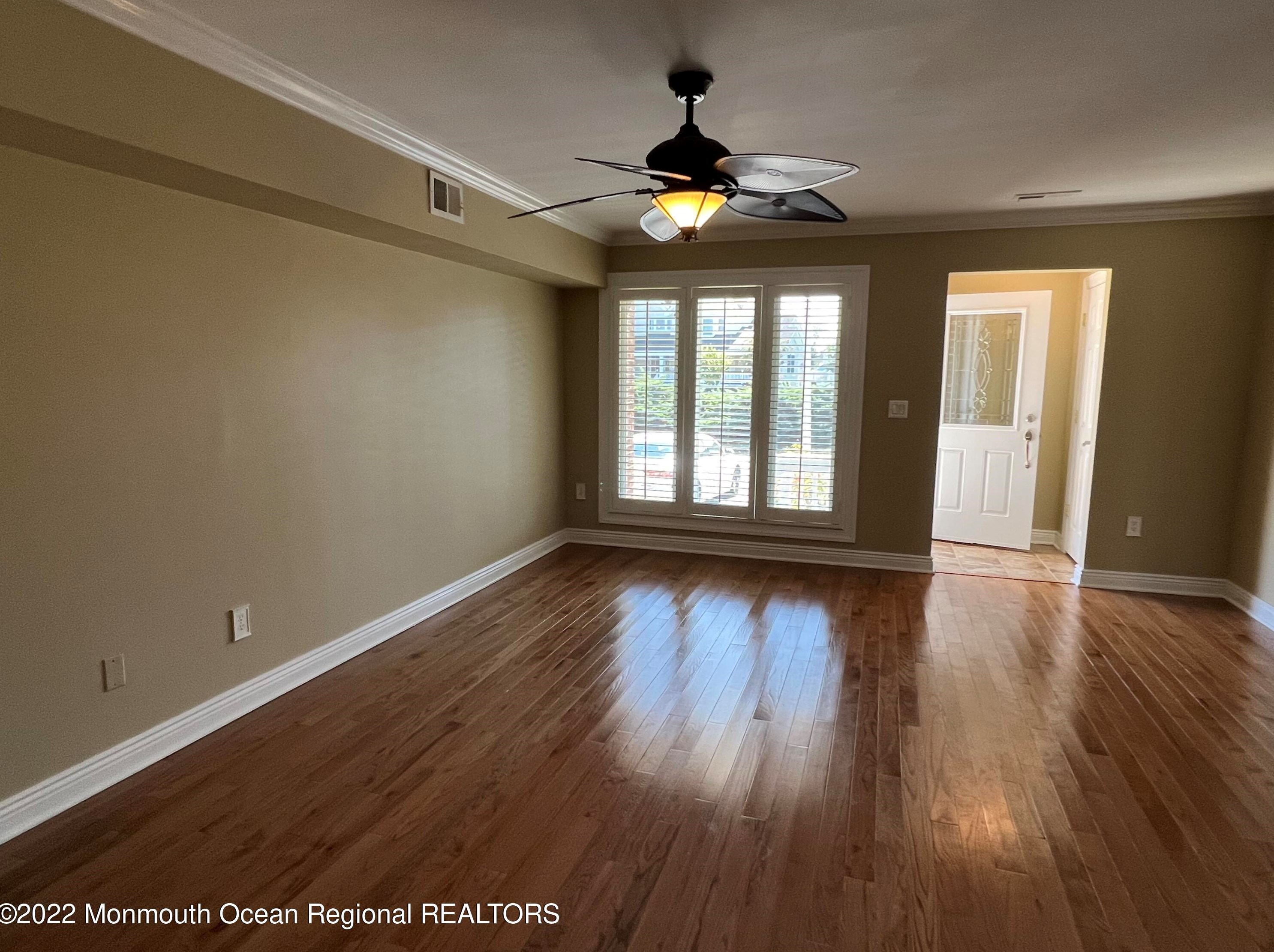 25 Meadow Ave, Monmouth Beach, NJ 07750-1021