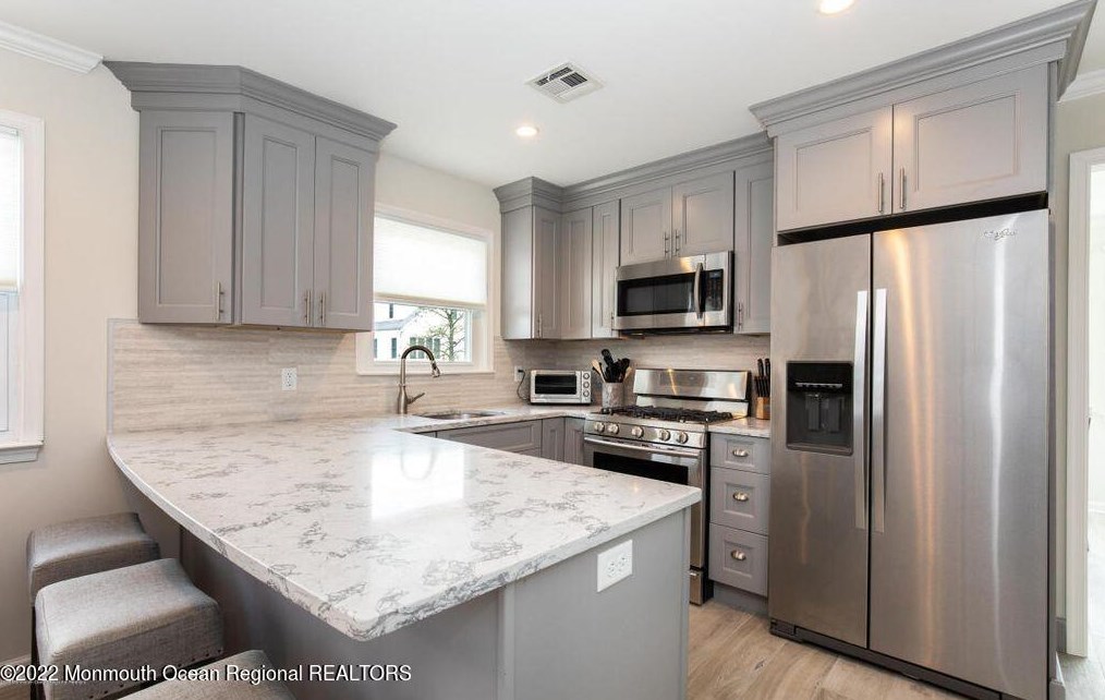 211 Shuster Ave, Pelican Island, NJ 08751