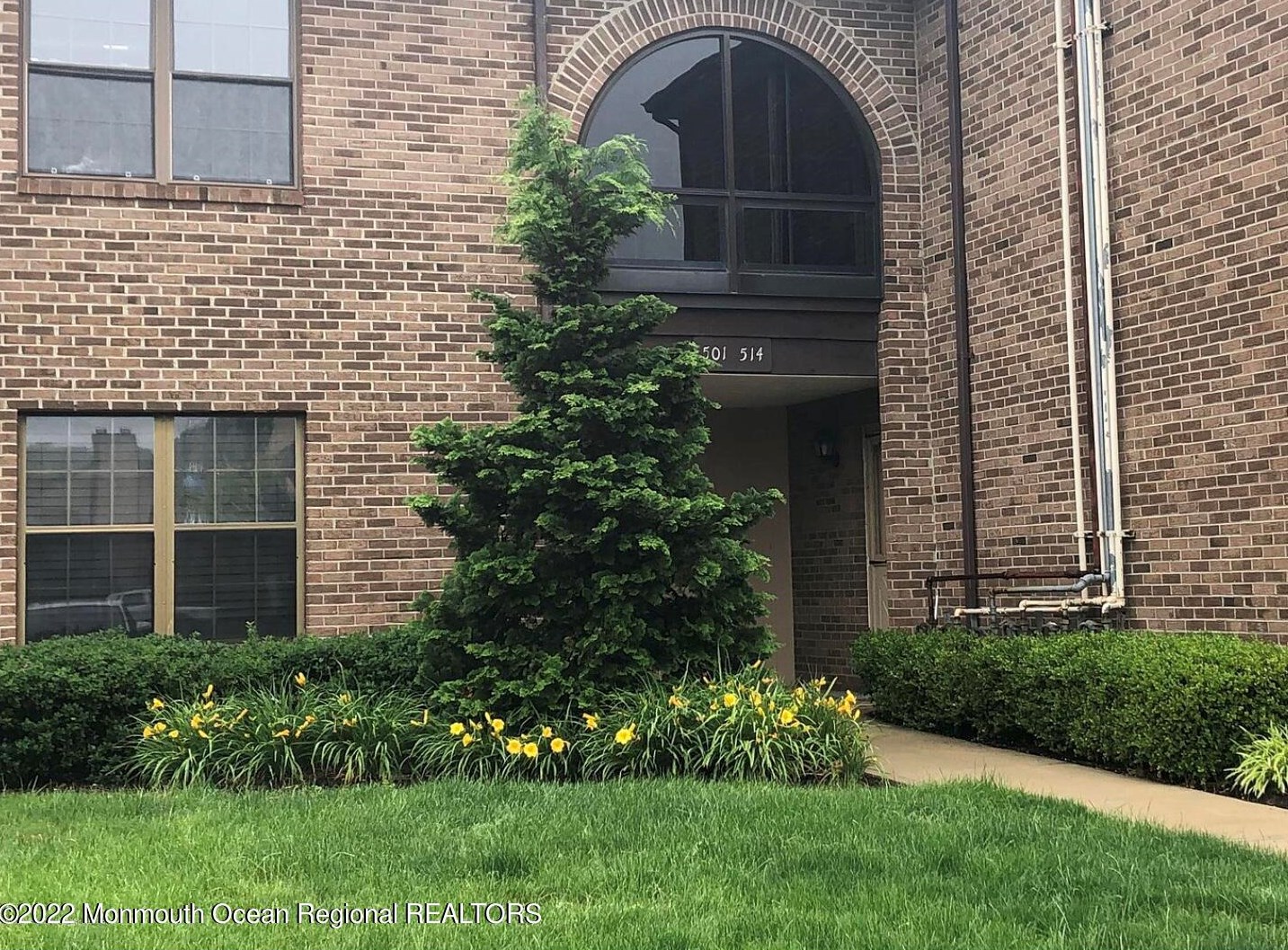512 Wellington Pl, Matawan, NJ 07747-1920