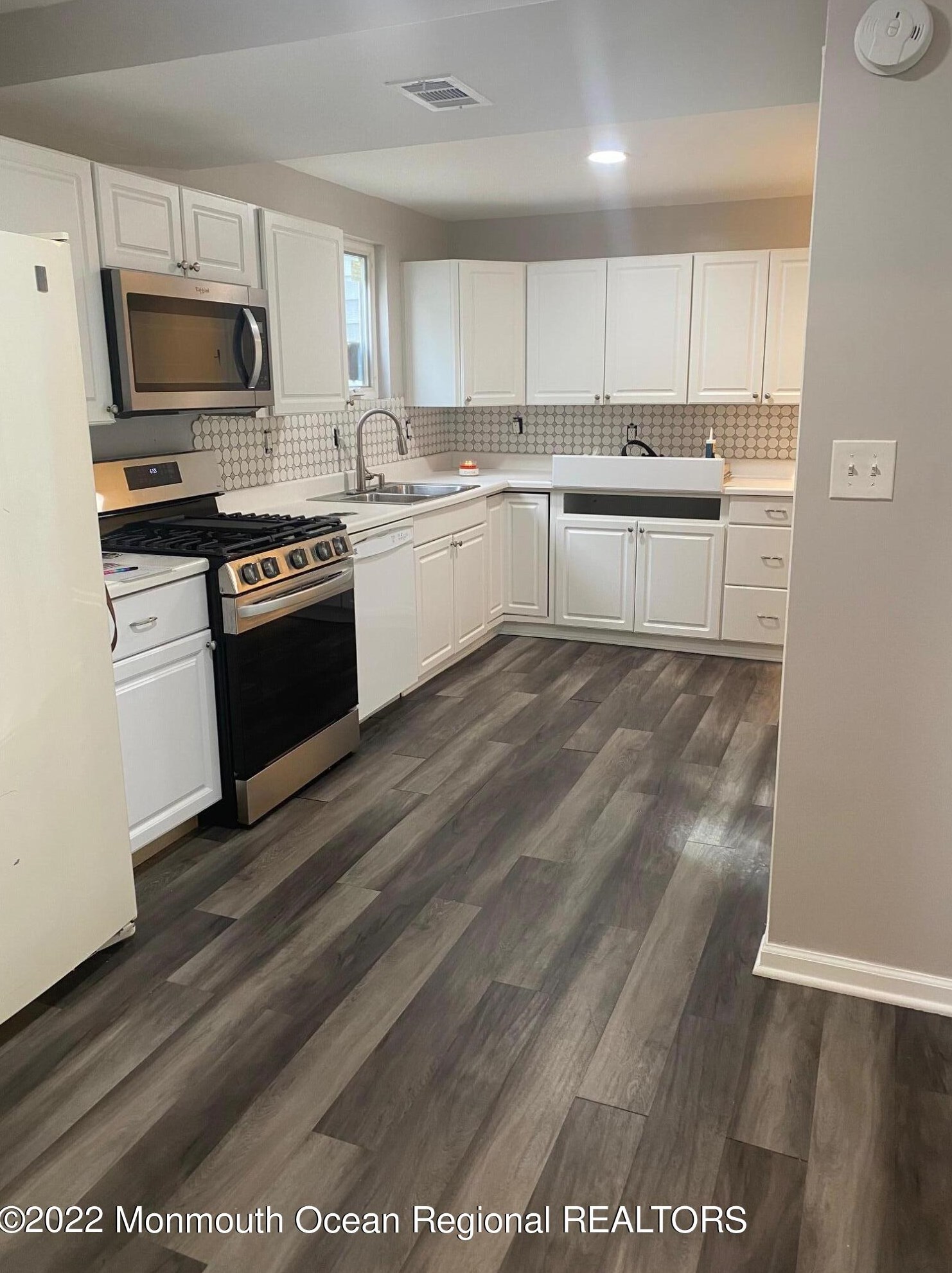 28 Linton Pl, Ideal Beach, NJ 07734
