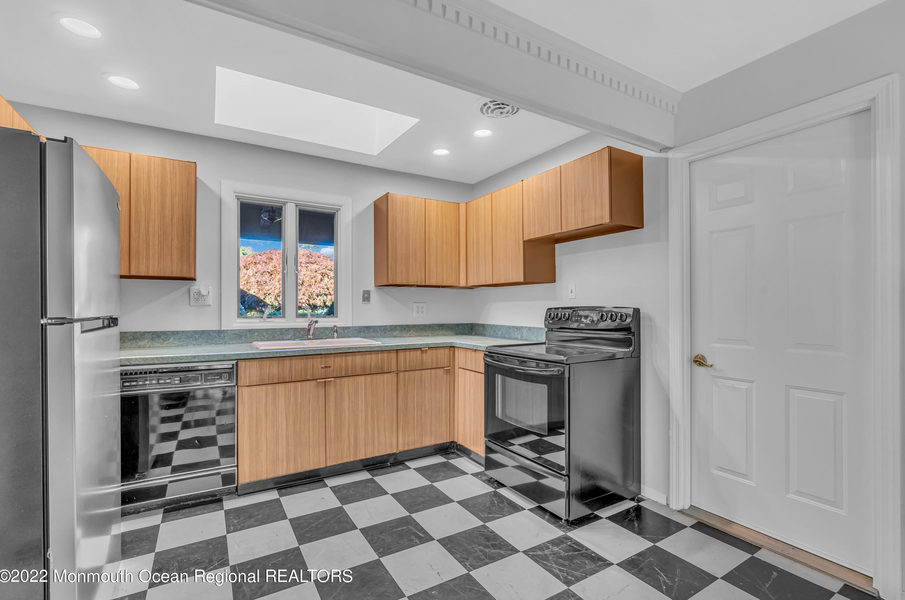 74 Idlewild Ln, Matawan NJ 07747-1534 exterior