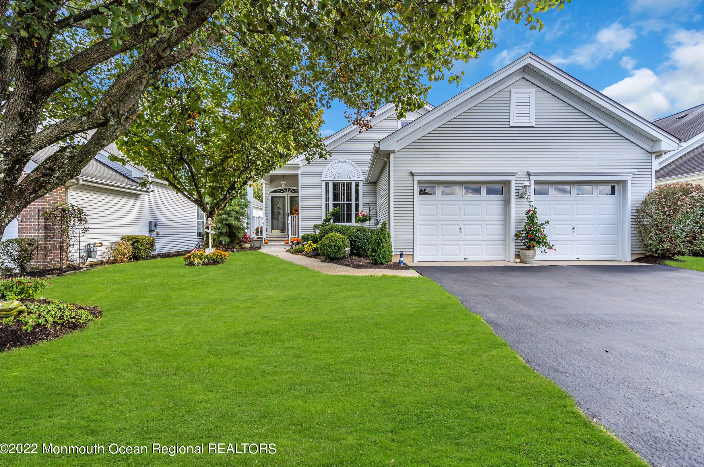 16 Summerlawn Dr, Lakewood, NJ 08701-7541