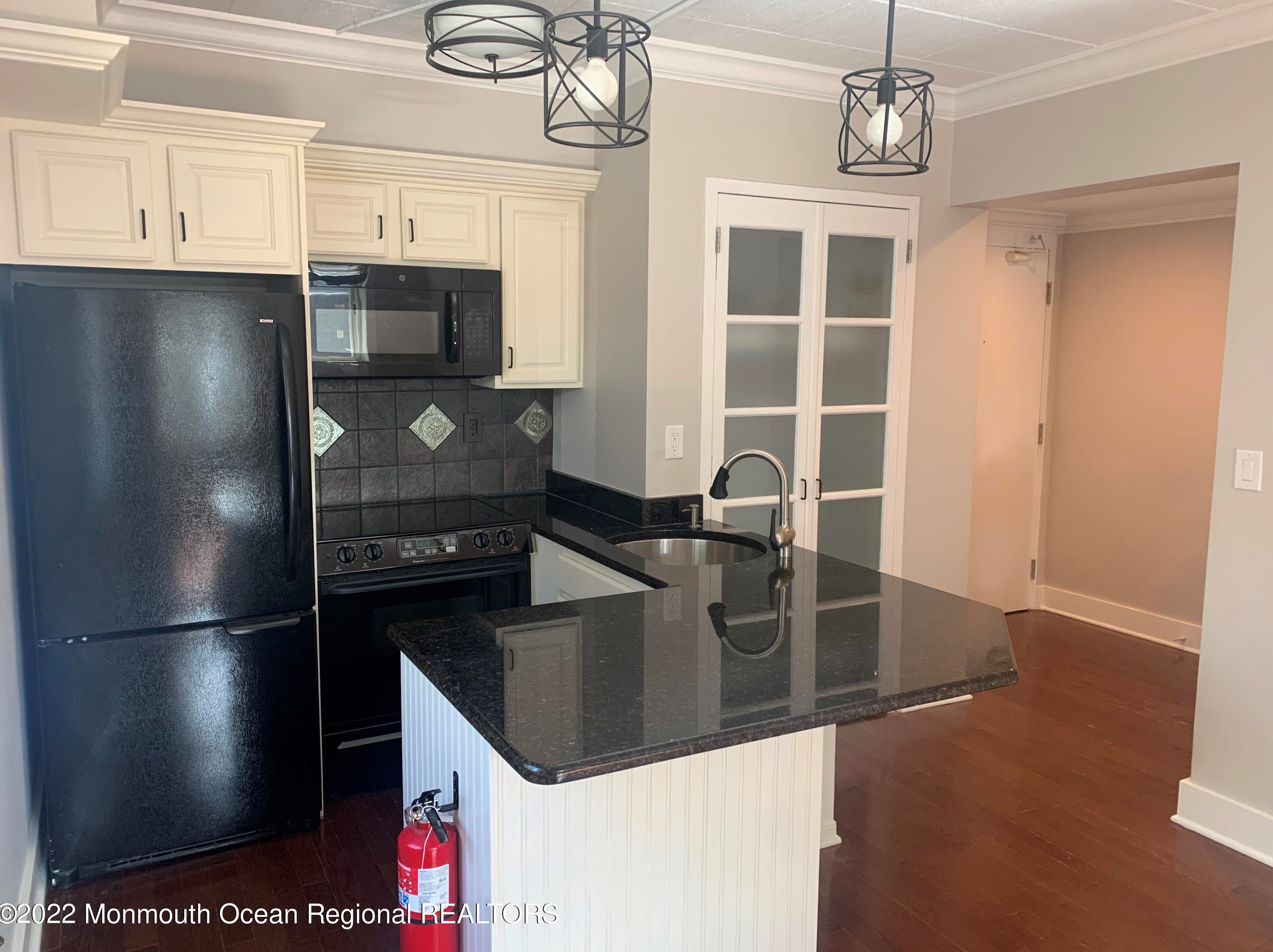 21 Leroy Pl Apt 1d, Tinton Falls, NJ