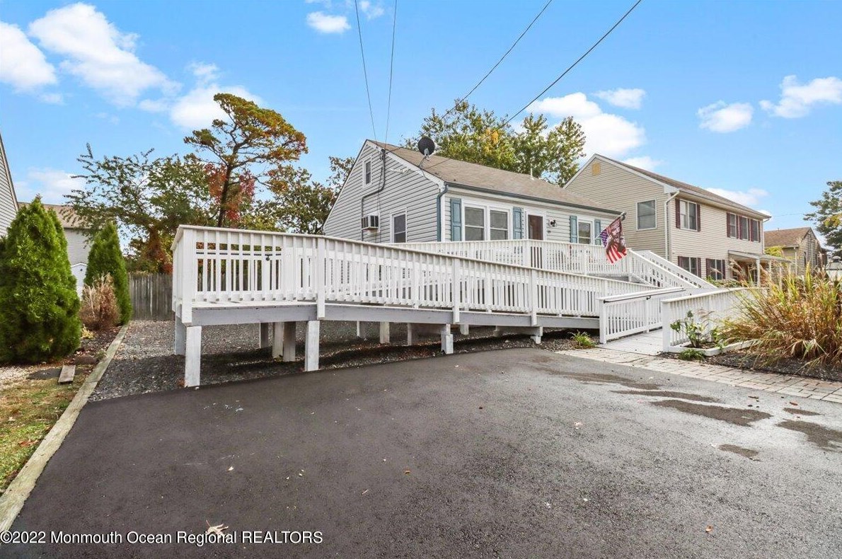 19 Harbor View Ln, Toms River NJ  08753-2082 exterior