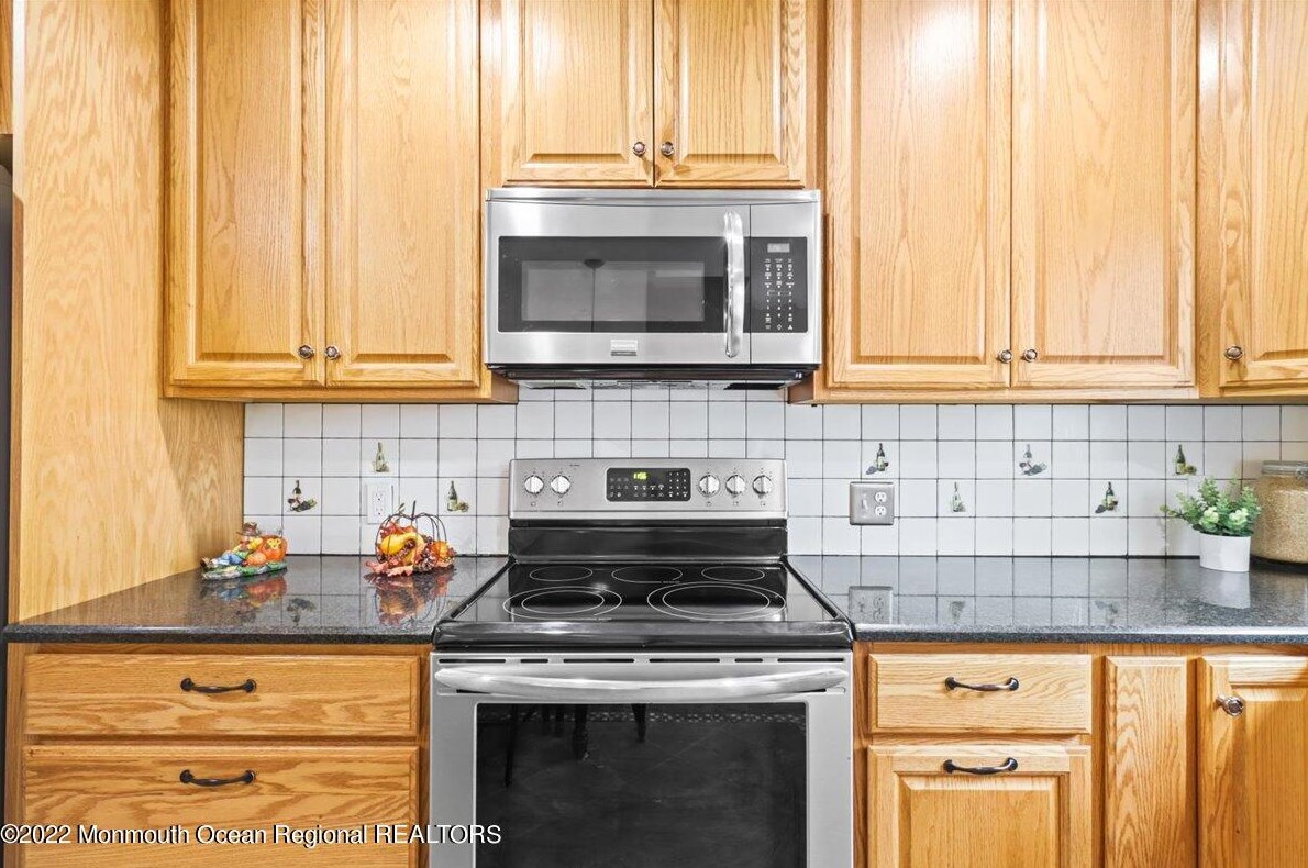 19 Harbor View Ln, Toms River NJ  08753-2082 exterior
