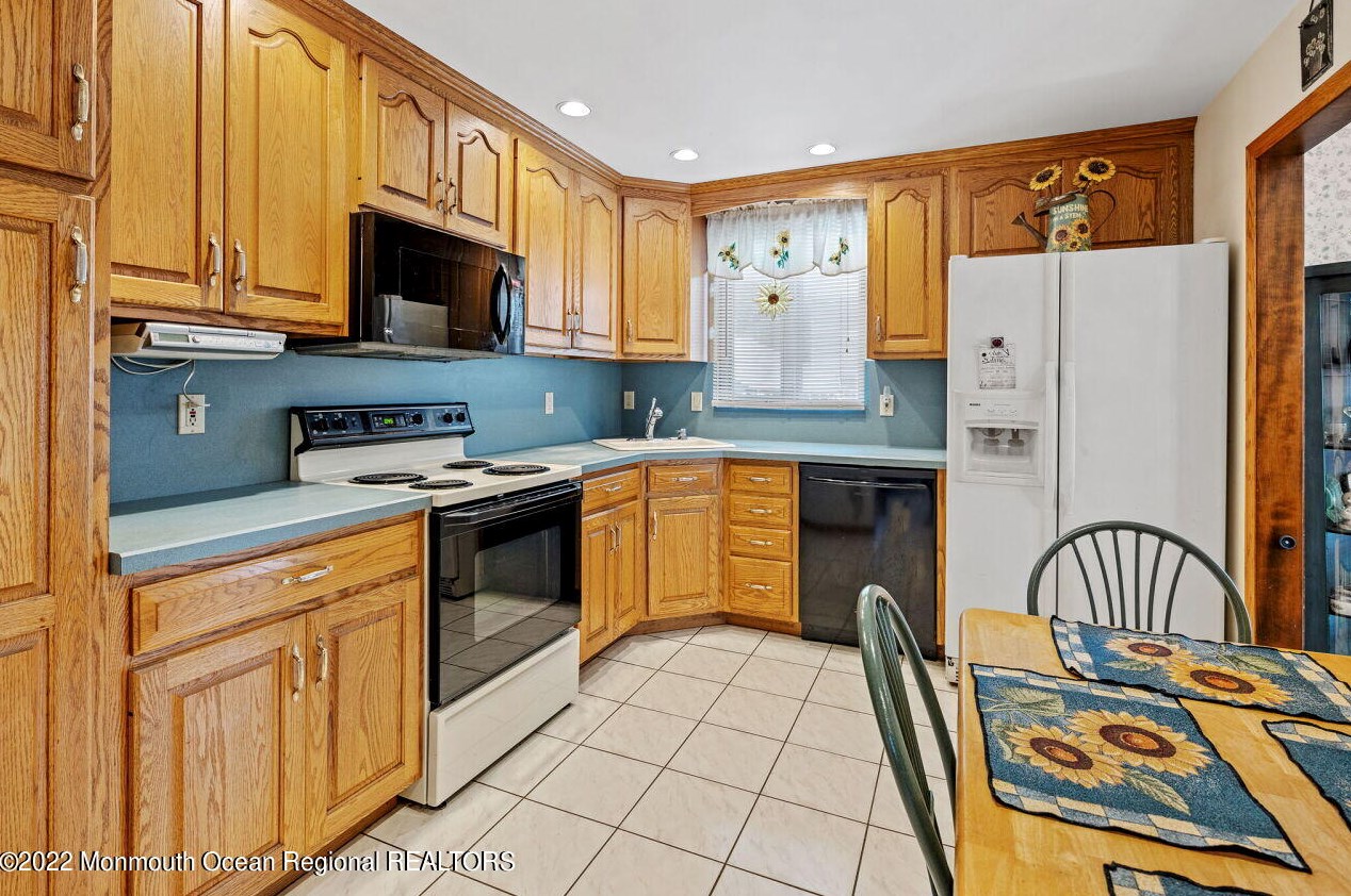 91 Ravine Dr, Matawan NJ 07747-2880 exterior