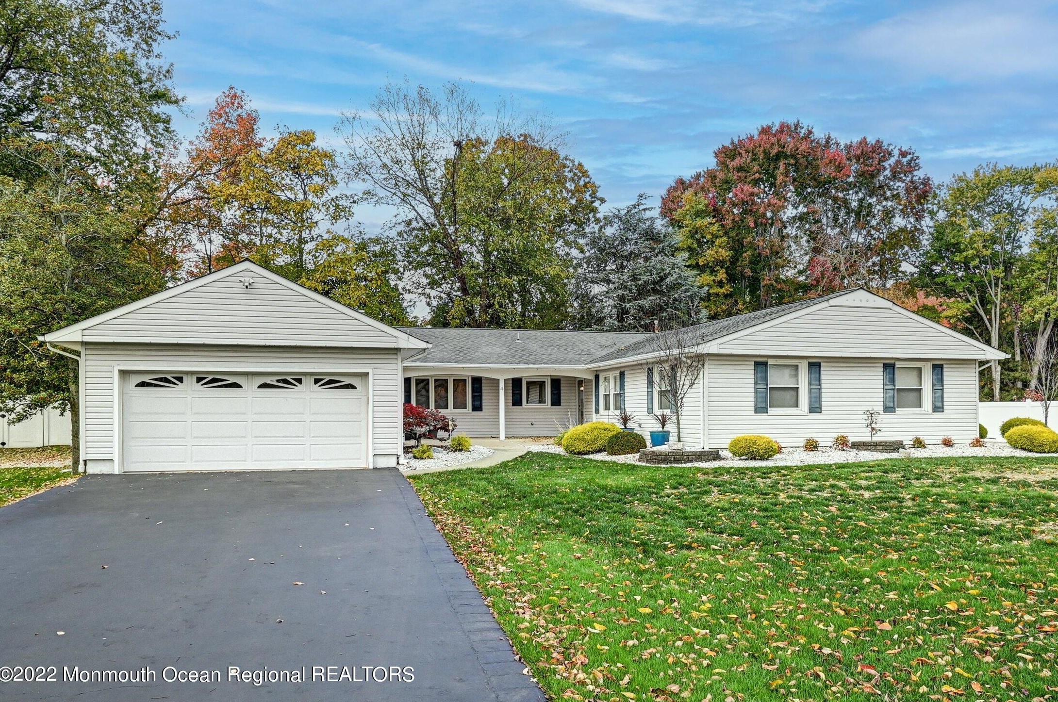 4 Ogden Ln, Millstone Township, NJ 07726-2811