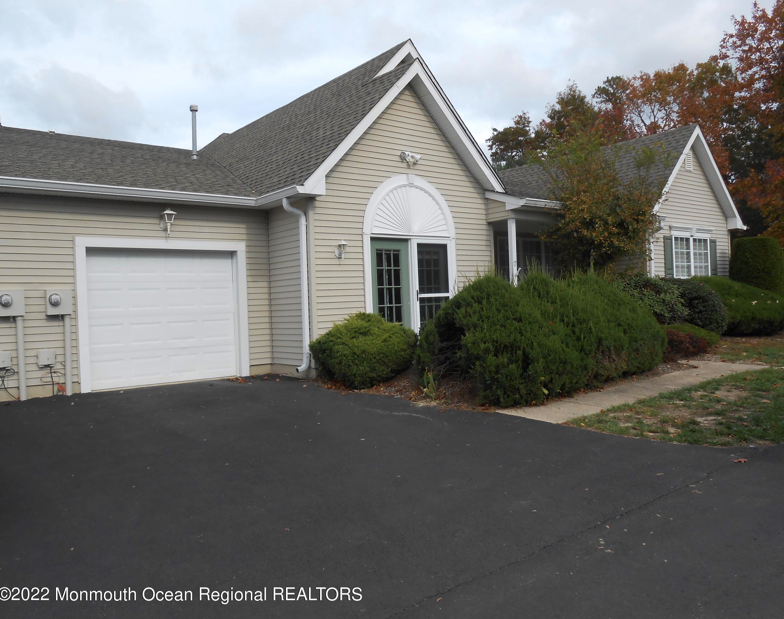17 Deerchase Ln, Lakewood, NJ 08701
