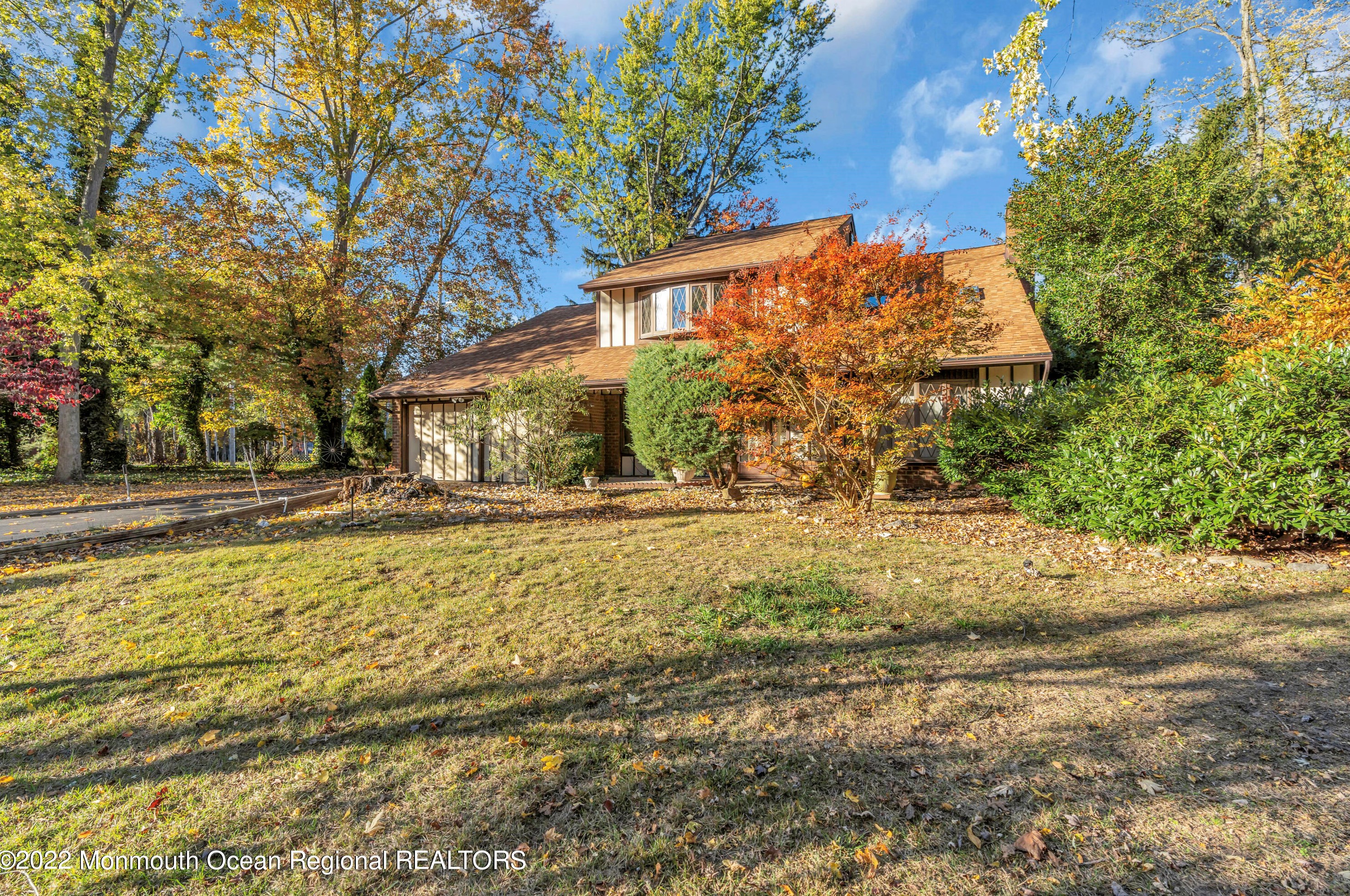 2 Scenic Ln, Matawan, NJ 07747-3421
