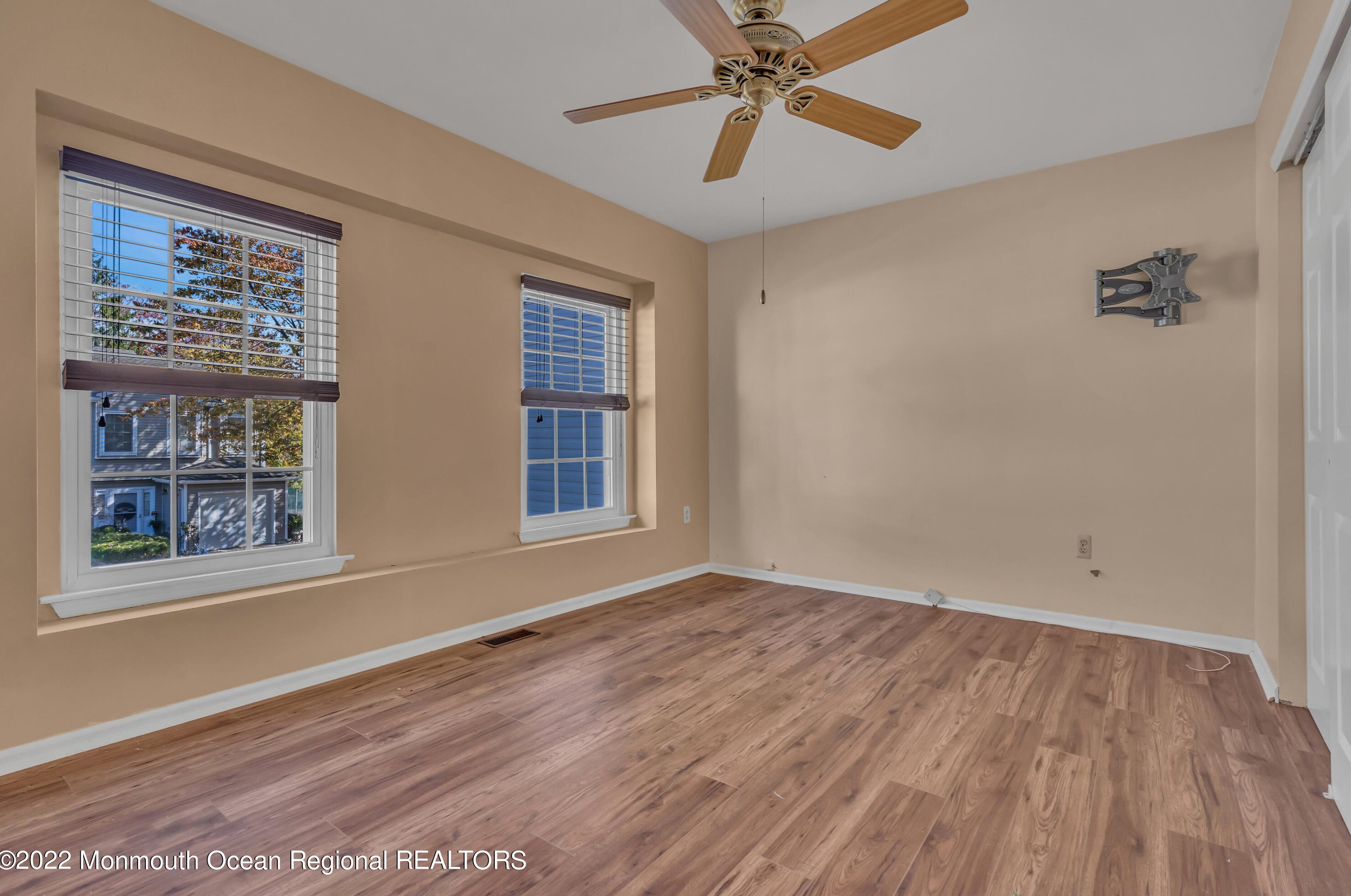 6 Pointe Cir, Wall Township NJ  07753-7933 exterior