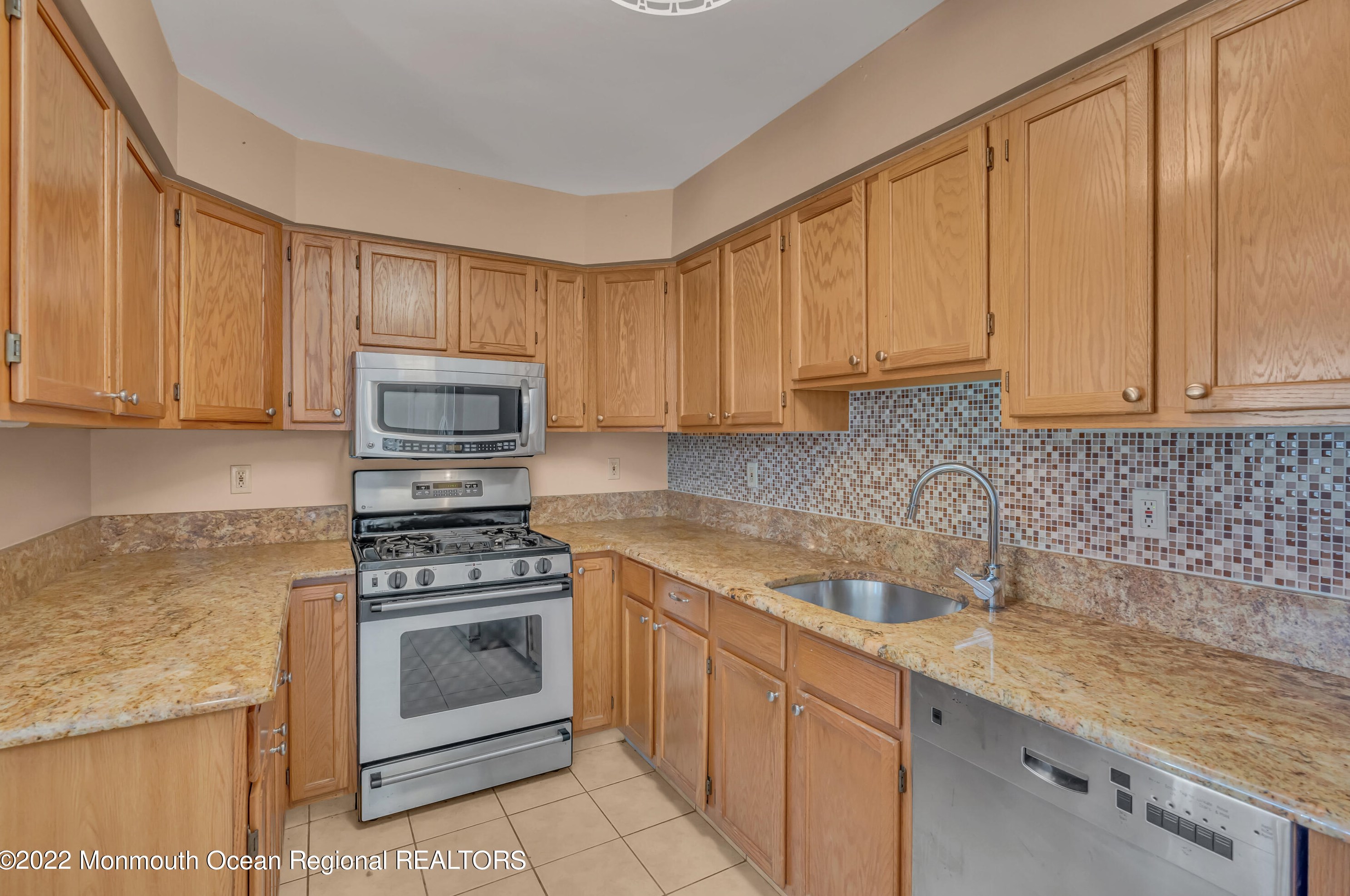 6 Pointe Cir, Wall Township NJ  07753-7933 exterior