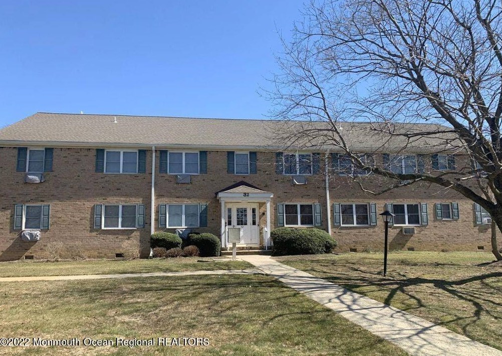 32 Manchester Ct #e, East Freehold, NJ 07728