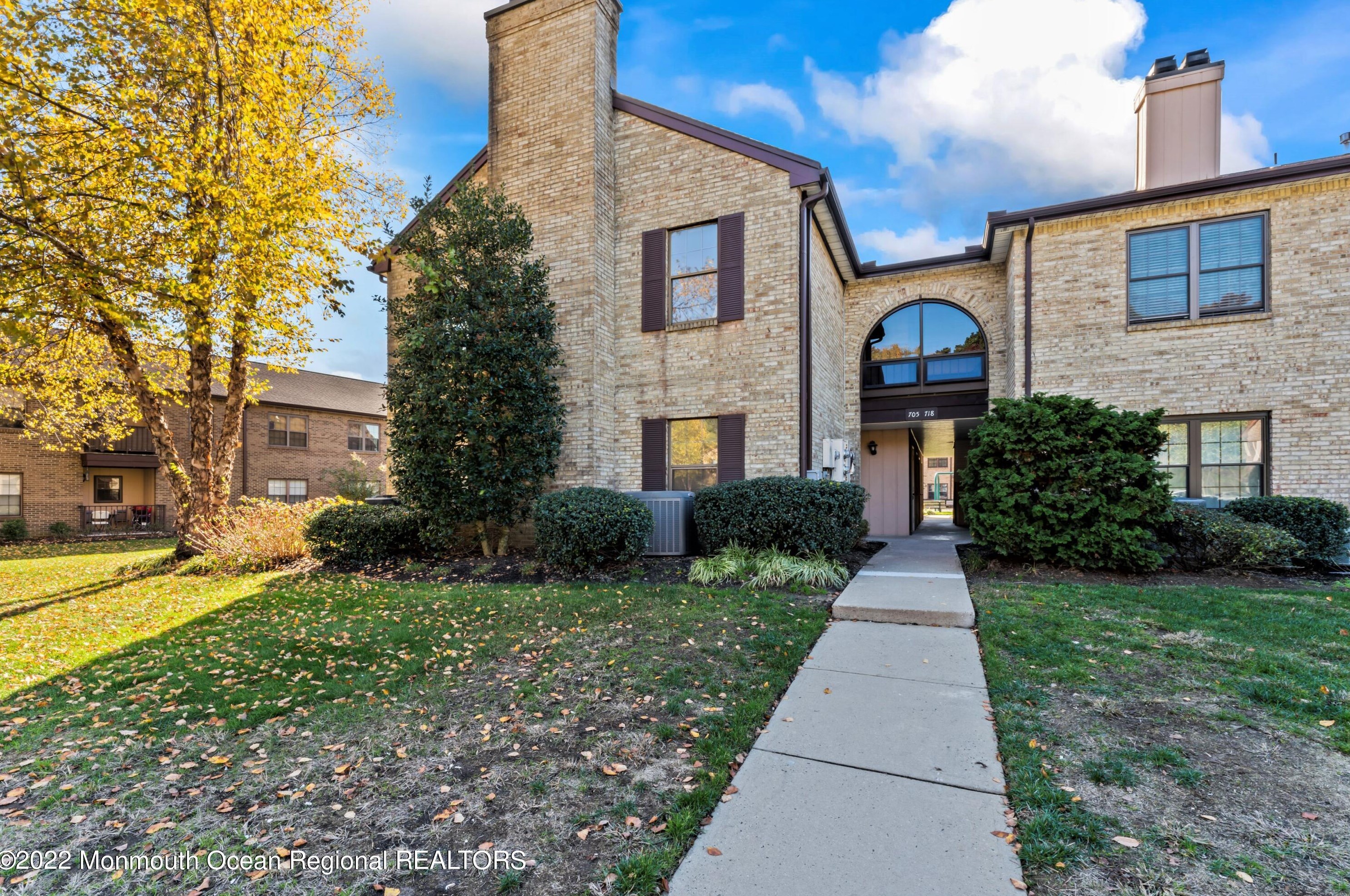 708 Wellington Pl, Matawan, NJ 07747-1925
