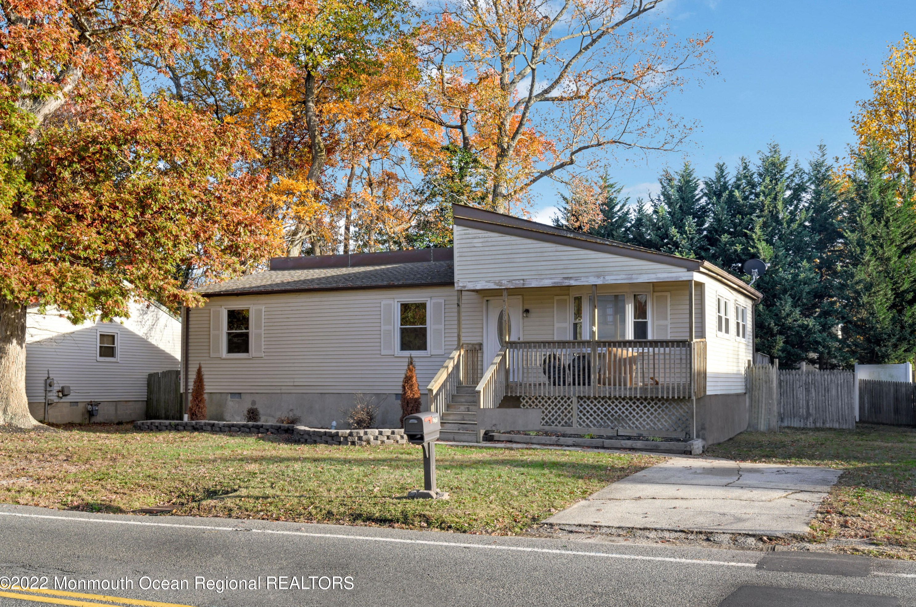 960 Center St, Tuckerton, NJ 08087-1346