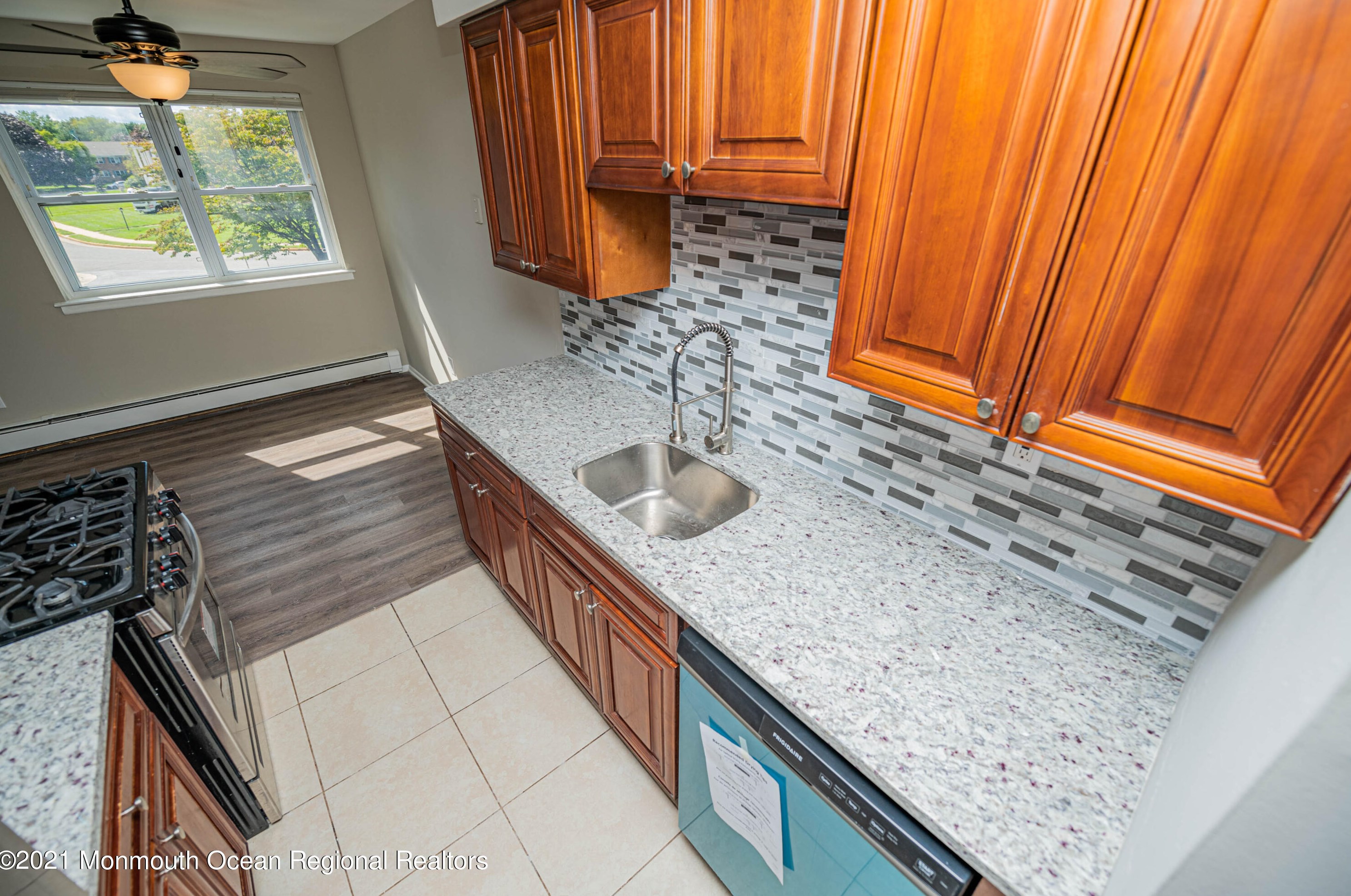 32 Manchester Ct Apt E, East Freehold, NJ