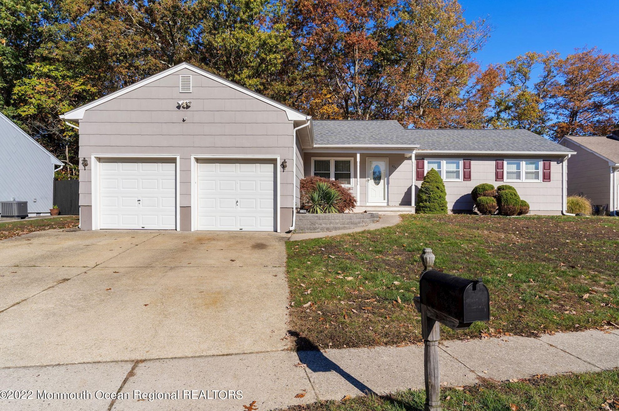 424 Lake Barnegat Dr, Lacey, NJ 08731