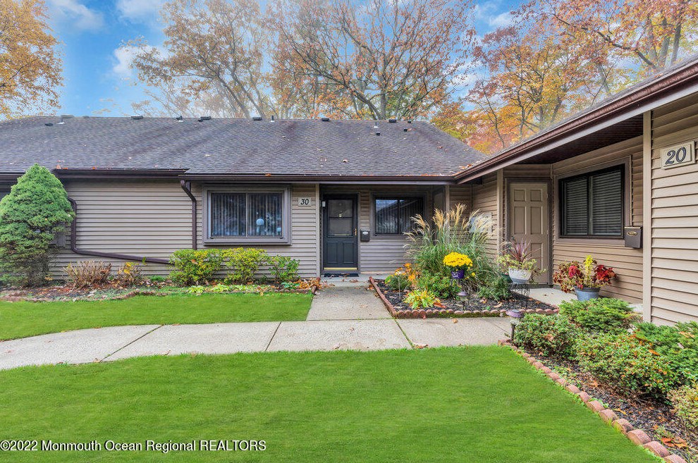 30 Hanover Ct, Tinton Falls, NJ 07701