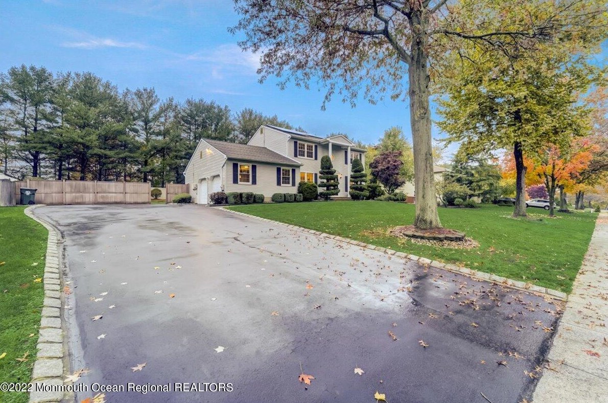 17 Chatham Ridge Dr, East Freehold, NJ 07728