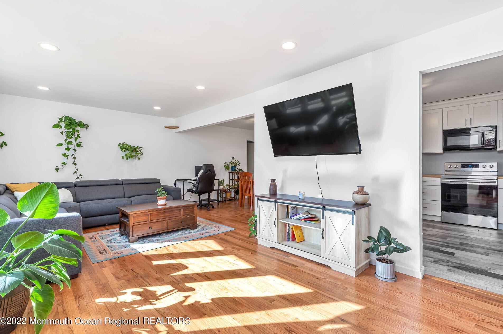709 Commonwealth Blvd, Toms River NJ  08757-1728 exterior