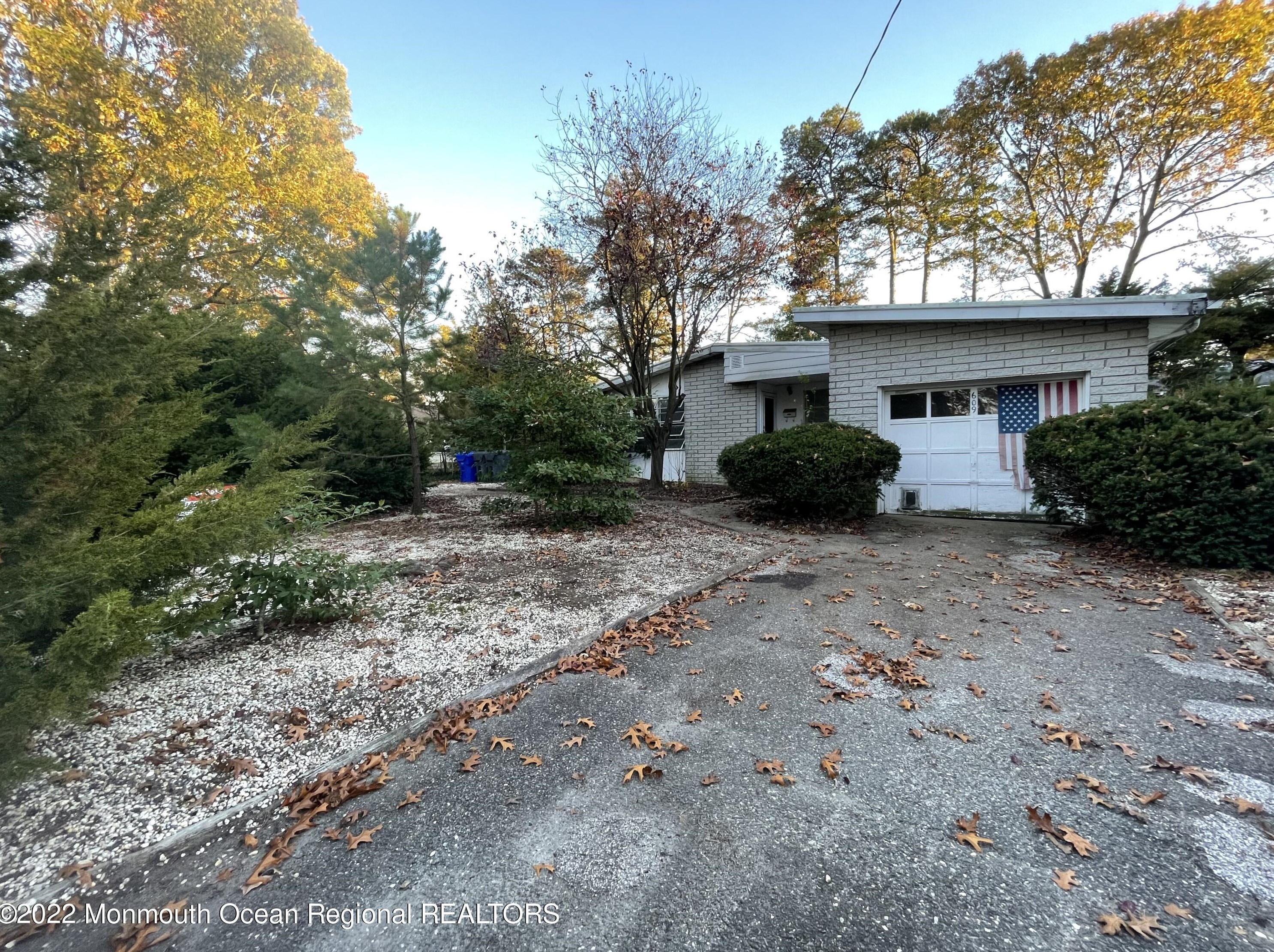 609 Monticello Dr, Bricktown, NJ 08723