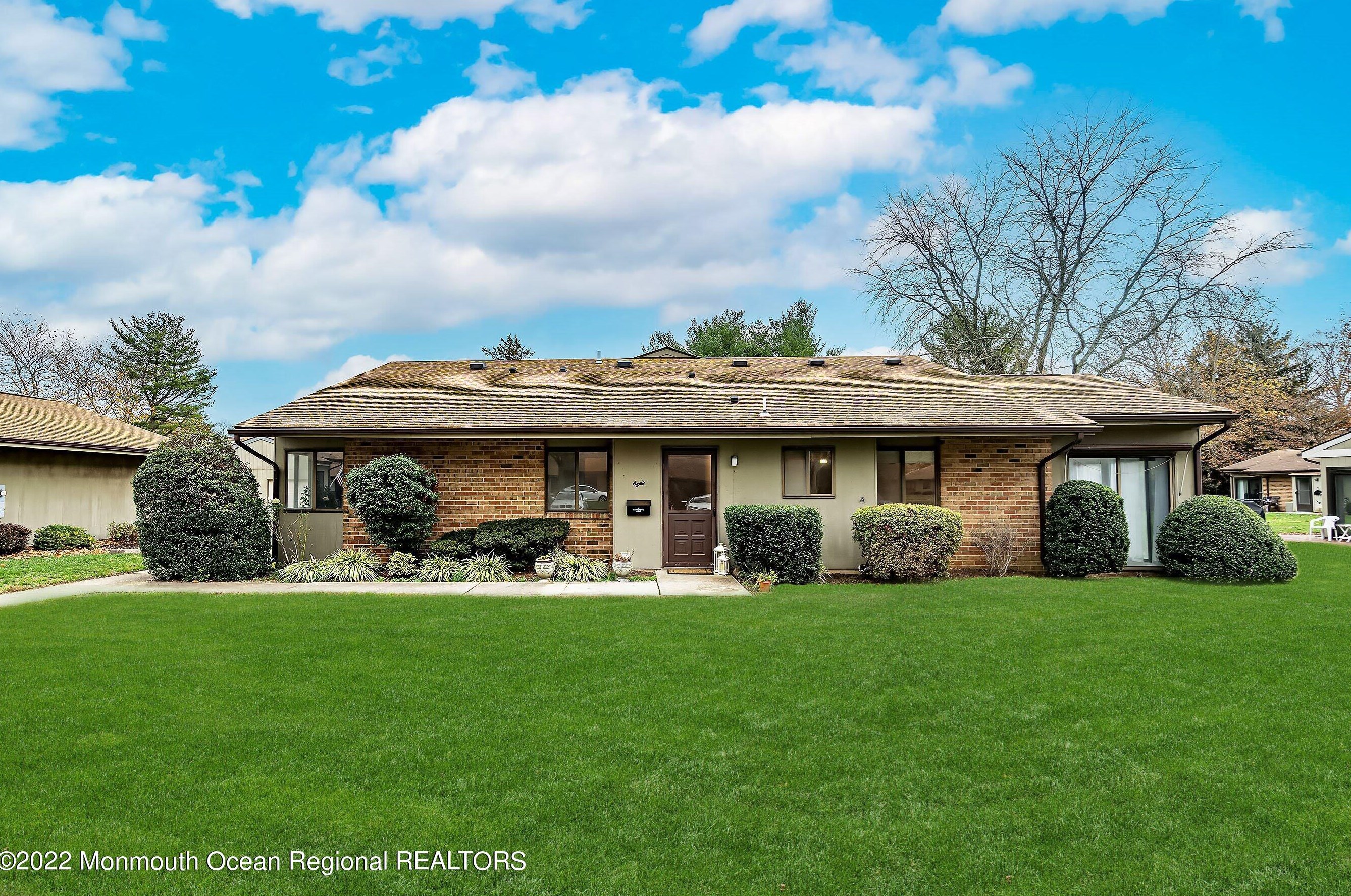 8 Middlebrook Ct, Tinton Falls, NJ 07701