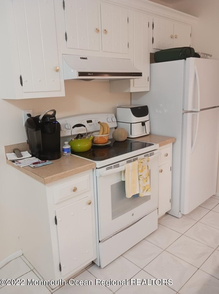 178 Amberly Dr #e, Millstone Township, NJ