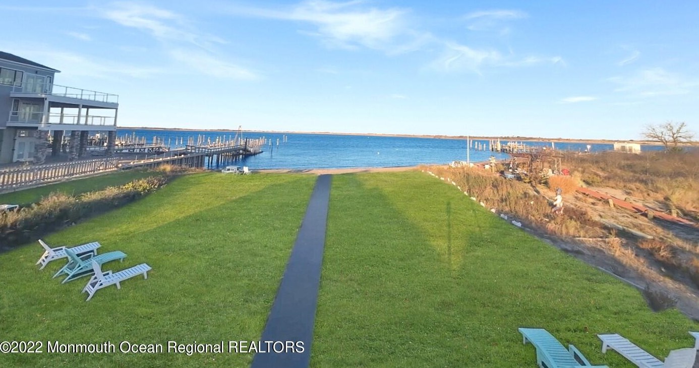 54 5th St, Monmouth Hills, NJ 07732