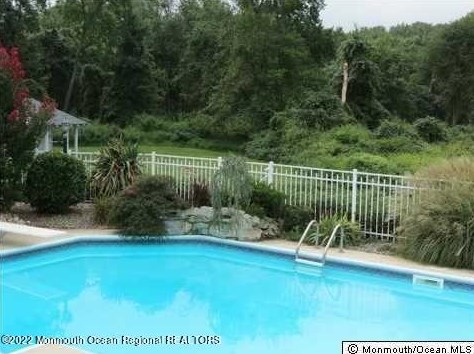 24 Hampton Hollow Dr, Millstone Township, NJ 08535-1002