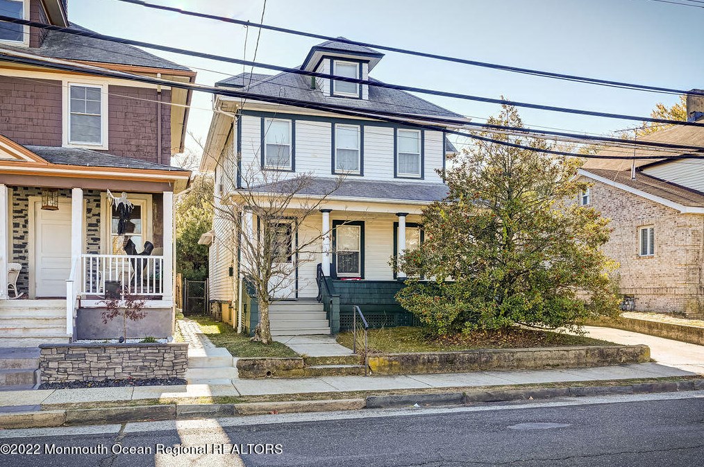 330 1st St, Keyport, NJ 07735-1742
