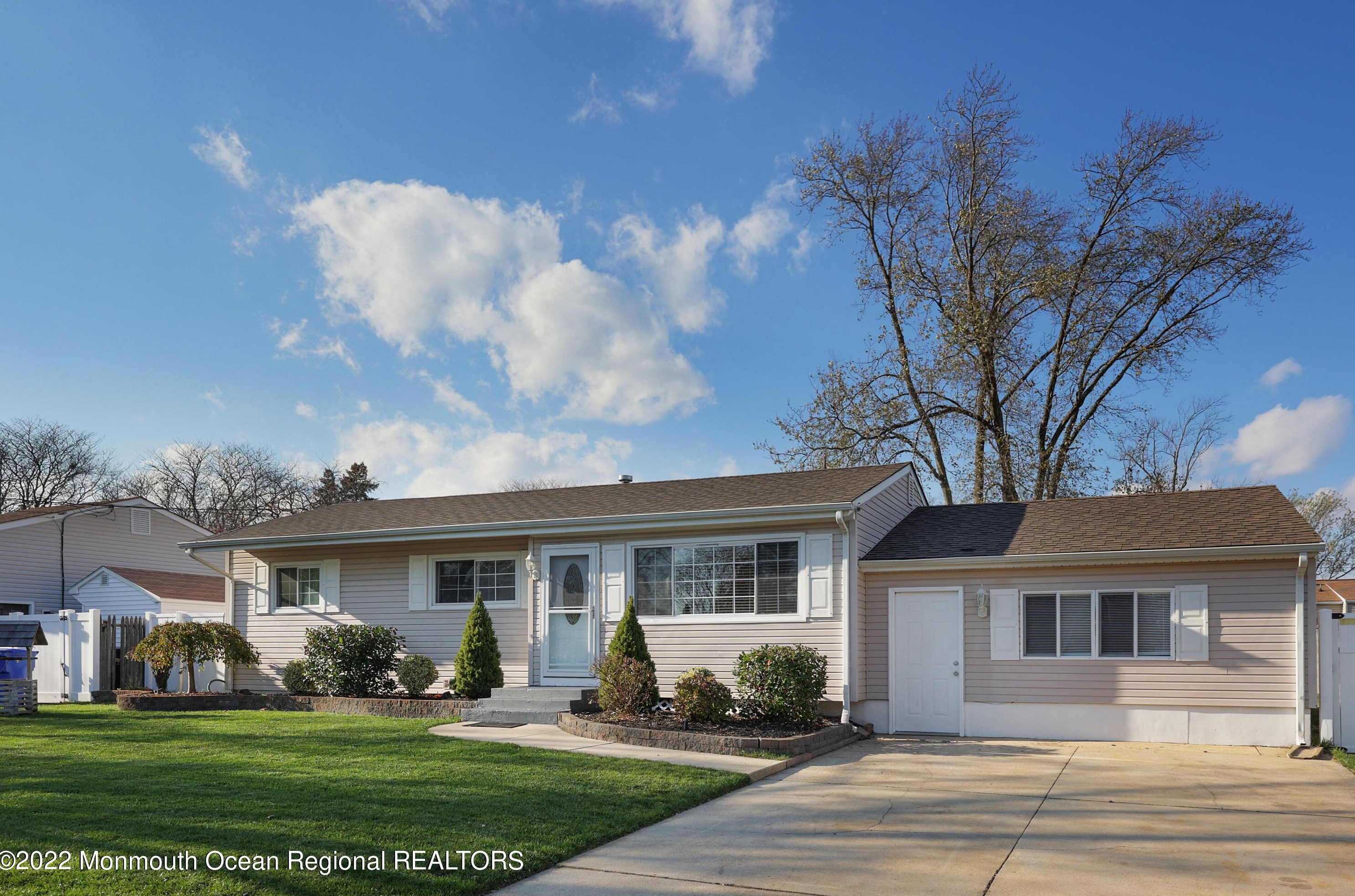 942 Mercer Dr, Toms River, NJ 08753-3938