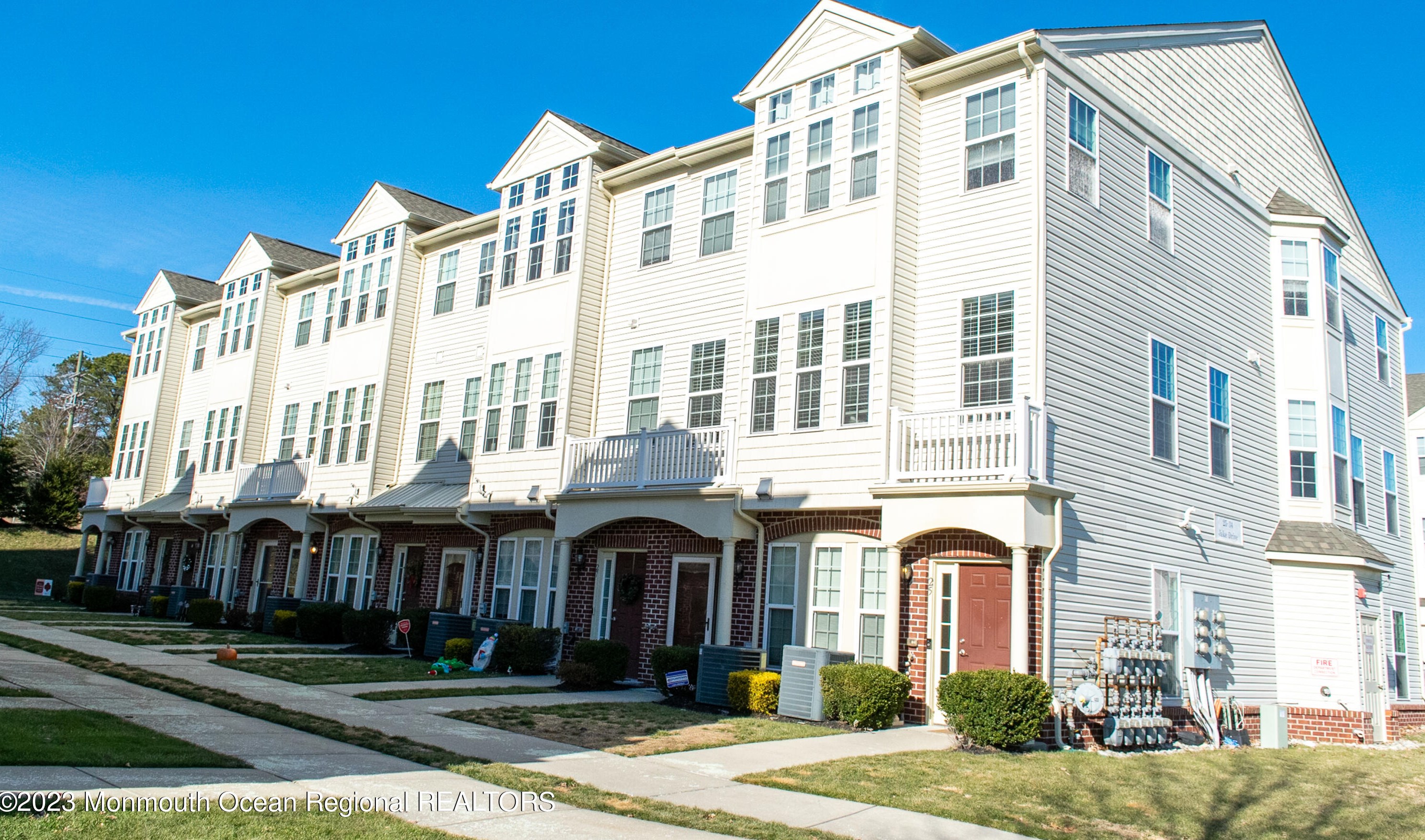 28 Jake Dr, Tinton Falls, NJ 07712