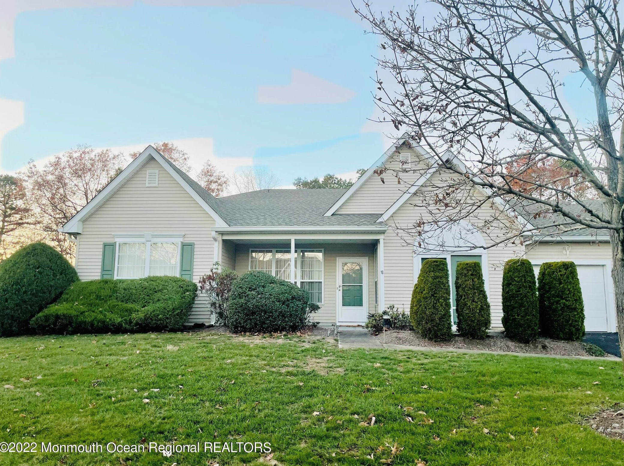 18 Sunnybrook Ln, Lakewood, NJ 08701