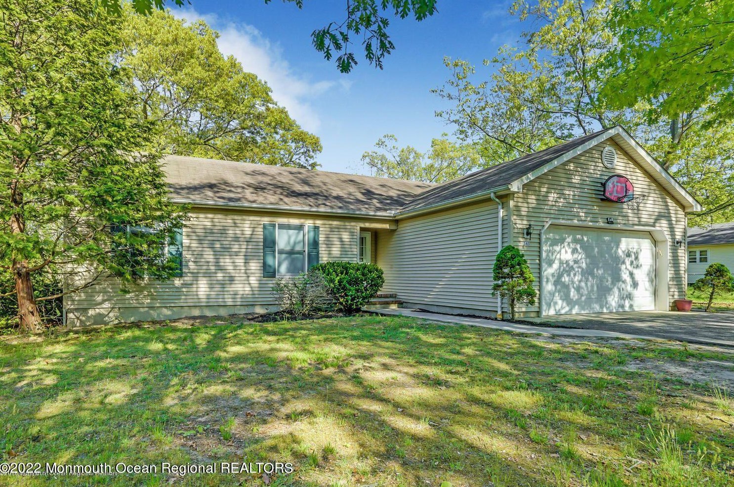 145 Shady Ln Dr, Lakewood, NJ 08701