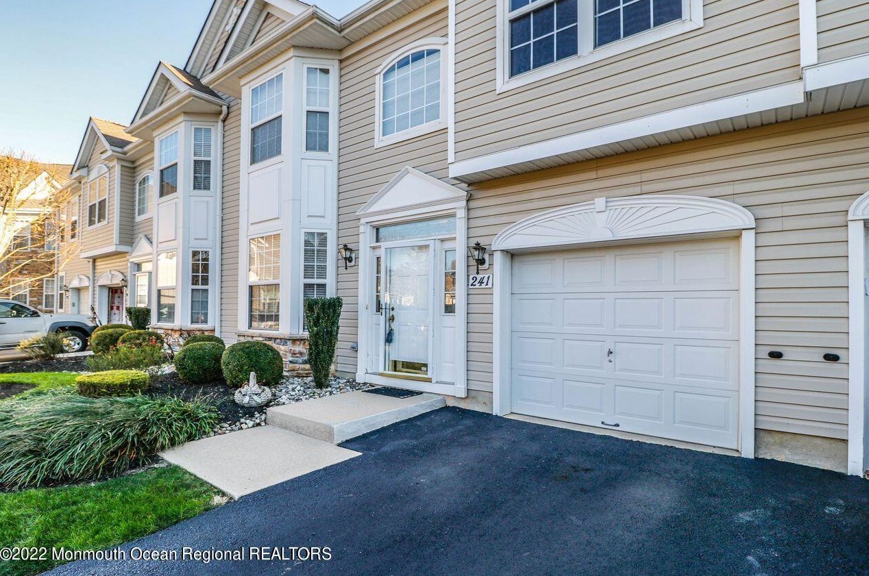 241 Shinnecock Dr, Millstone Township, NJ 07726-9522