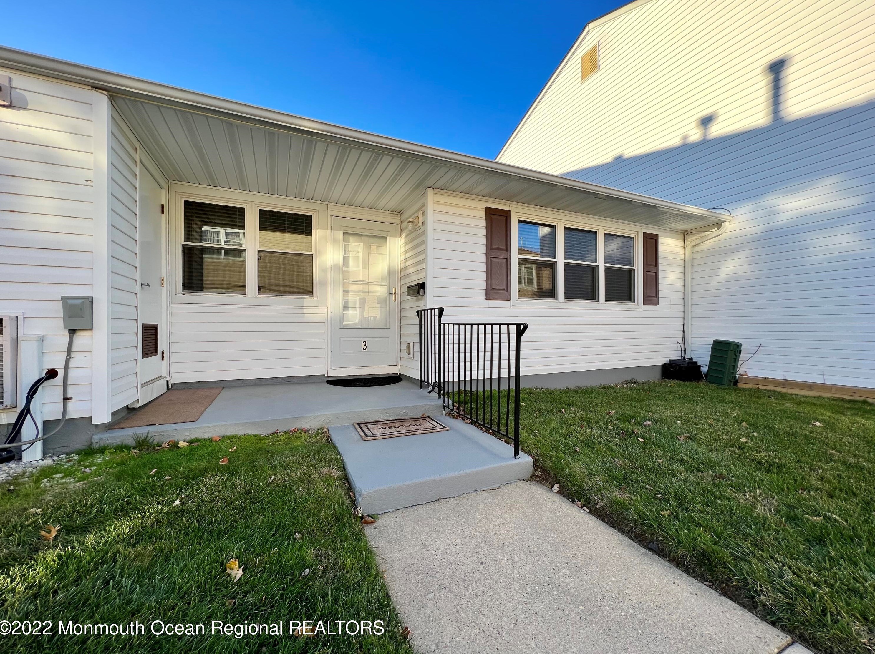 3 Maine Ct, Matawan, NJ 07747-3616