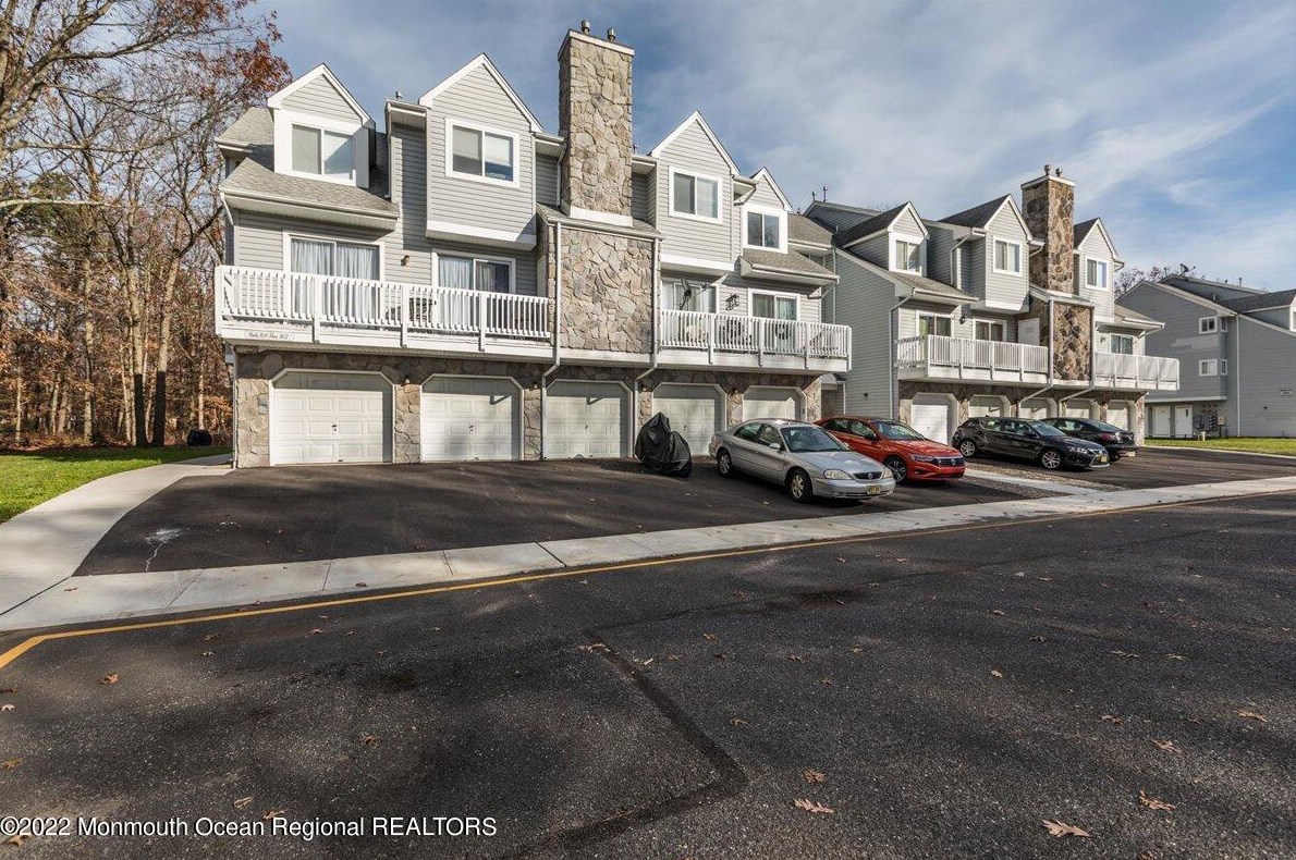 1611 Arthur St, Toms River, NJ 08755-1075
