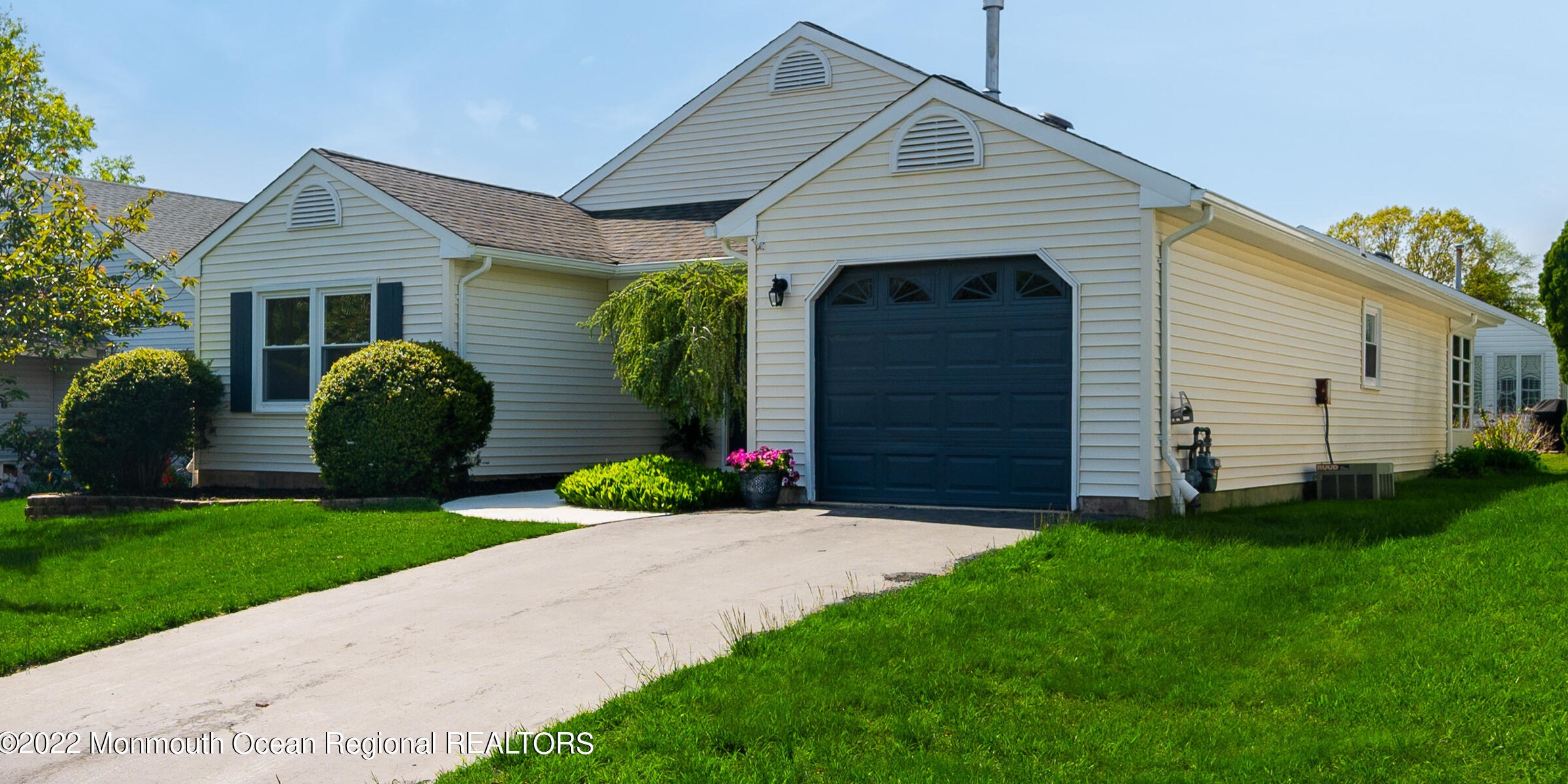 8 Springhill Dr, Bricktown, NJ 08724