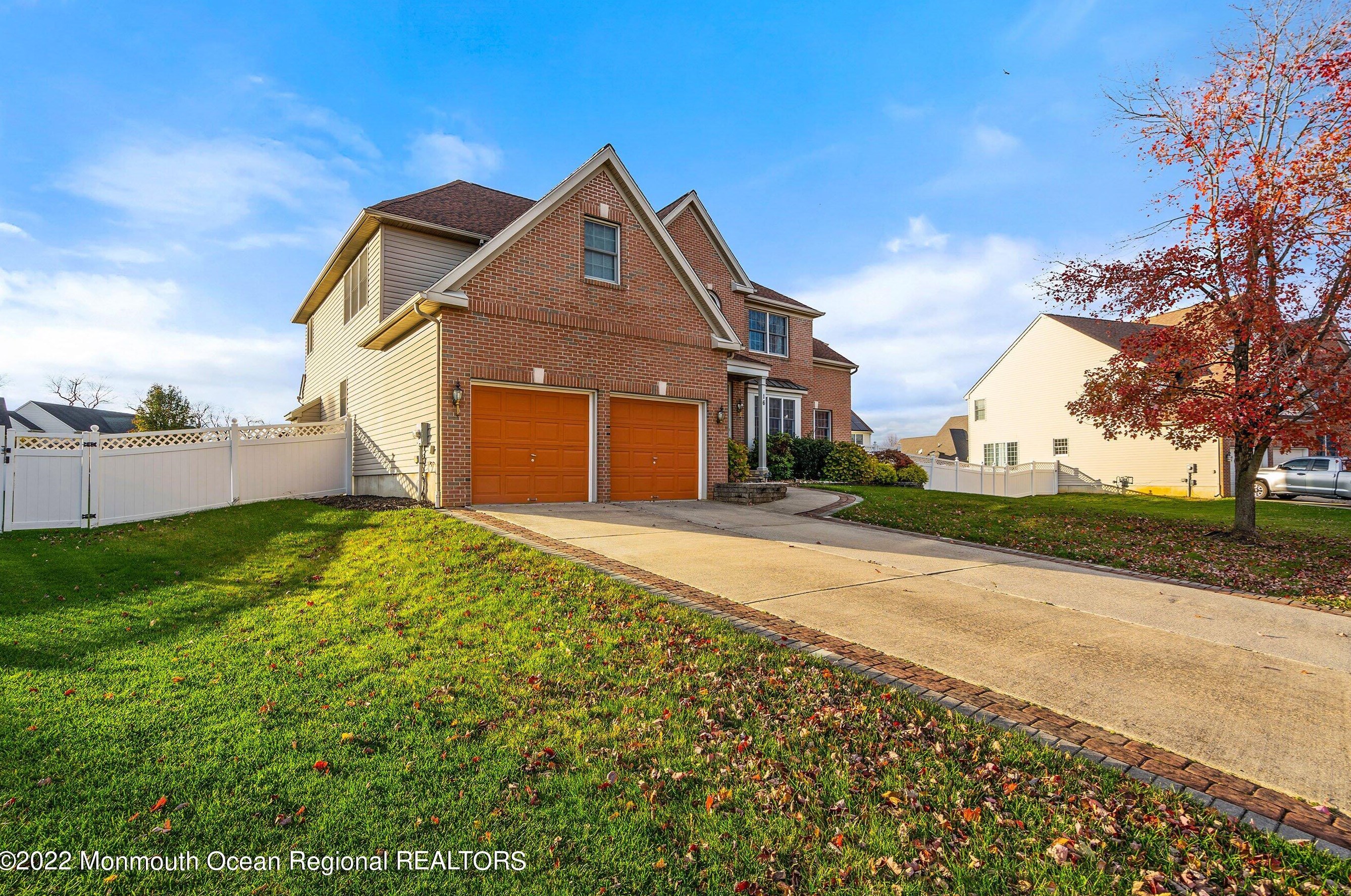 16 Fieldcrest Dr, Columbus, NJ 08022