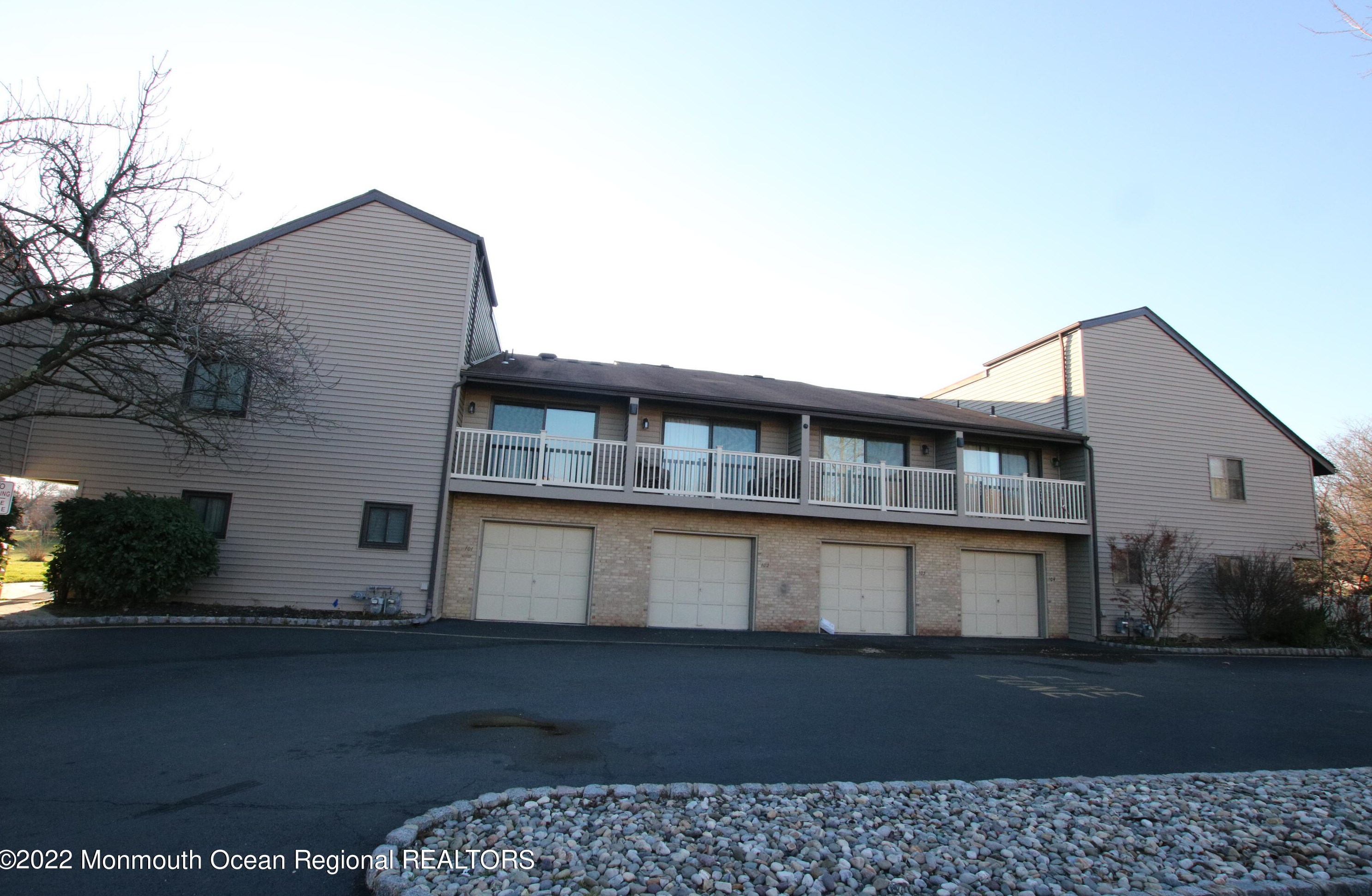 101 Cotswold Cir, Tinton Falls, NJ 07712